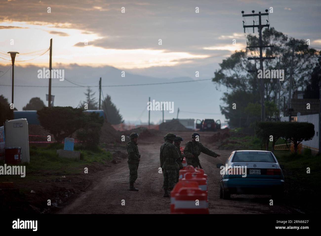ALMOLOYA DE JUAREZ, des éléments du Secrétariat à la Défense nationale (SEDENA, pour son acronyme en espagnol), ont participé à une opération de sécurité dans les environs de la prison d'Altiplano dans le canton d'Almoloya de Juarez, État de Mexico, Mexique, le 12 juillet 2015. Joaquin El Chapo Guzman, le roi du cartel de la drogue mexicain, s'est évadé de prison par un tunnel de plus de 1,5 km de long sous sa cellule, ont déclaré dimanche les autorités. Guzman, chef du cartel de la drogue de Sinaloa, a disparu samedi soir de la prison de haute sécurité Altiplano à l'extérieur de Mexico, selon la Commission de sécurité nationale. (dz Banque D'Images
