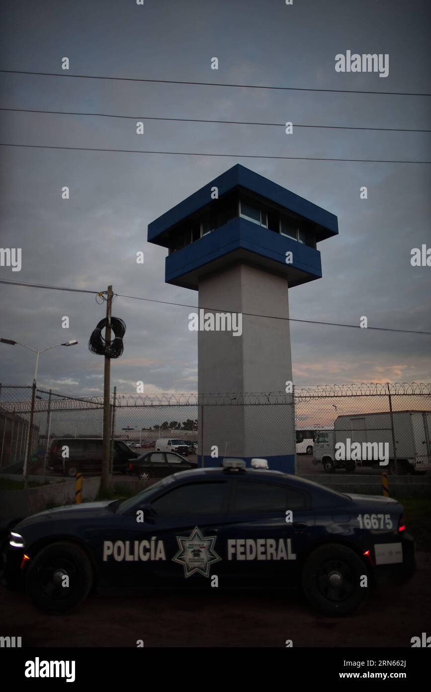 AKTUELLES ZEITGESCHEHEN Joaquin El Chapo Guzman erneut aus Gefängis entkommen ALMOLOYA DE JUAREZ, Une patrouille de la police fédérale devant l'entrée principale de la prison d'Altiplano dans le canton d'Almoloya de Juarez, État de Mexico, Mexique, le 12 juillet 2015. Joaquin El Chapo Guzman, le roi du cartel de la drogue mexicain, s'est évadé de prison par un tunnel de plus de 1,5 km de long sous sa cellule, ont déclaré dimanche les autorités. Guzman, chef du cartel de la drogue de Sinaloa, a disparu samedi soir de la prison de haute sécurité Altiplano à l'extérieur de Mexico, selon la Commission de sécurité nationale. (Dzl) M Banque D'Images