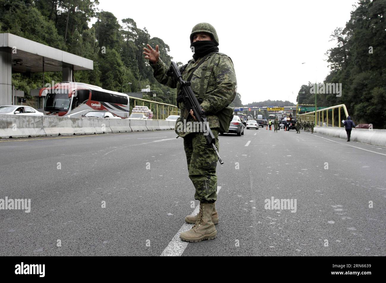 AKTUELLES ZEITGESCHEHEN Mexiko : Suche nach Joaquin El Chapo Guzman un soldat de l'armée mexicaine monte la garde à un péage de la route Mexico-Toluca, dans la ville de Mexico, capitale du Mexique, le 12 juillet 2015. Joaquin El Chapo Guzman, le roi du cartel de la drogue mexicain, s'est évadé de prison par un tunnel de plus de 1,5 km de long sous sa cellule, ont déclaré dimanche les autorités. Guzman, chef du cartel de la drogue de Sinaloa, a disparu samedi soir de la prison de haute sécurité Altiplano à l'extérieur de Mexico, selon la Commission de sécurité nationale. MEXICO-MEXICO CITY-SECURITY-GUZMAN LOERA JAIRXCABRERA PUB Banque D'Images
