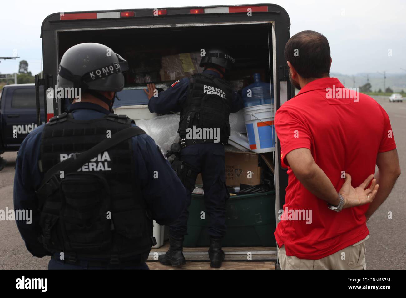 Des membres de la police fédérale et de l'armée mexicaine vérifient un camion dans les environs du péage Contepec de l'autoroute de l'Ouest à Michoacan, Mexique, le 12 juillet 2015. Joaquin El Chapo Guzman, le roi du cartel de la drogue mexicain, s'est évadé de prison par un tunnel de 1,5 km sous sa cellule, ont déclaré dimanche les autorités. Guzman, chef du cartel de la drogue de Sinaloa, a disparu samedi soir de la prison de haute sécurité Altiplano à l'extérieur de Mexico, selon la Commission de sécurité nationale. MEXICO-MICHOACAN-GUZMAN LOERA ArmandoxSolis PUBLICATIONxNOTxINxCHN membres de la police fédérale et du ME Banque D'Images