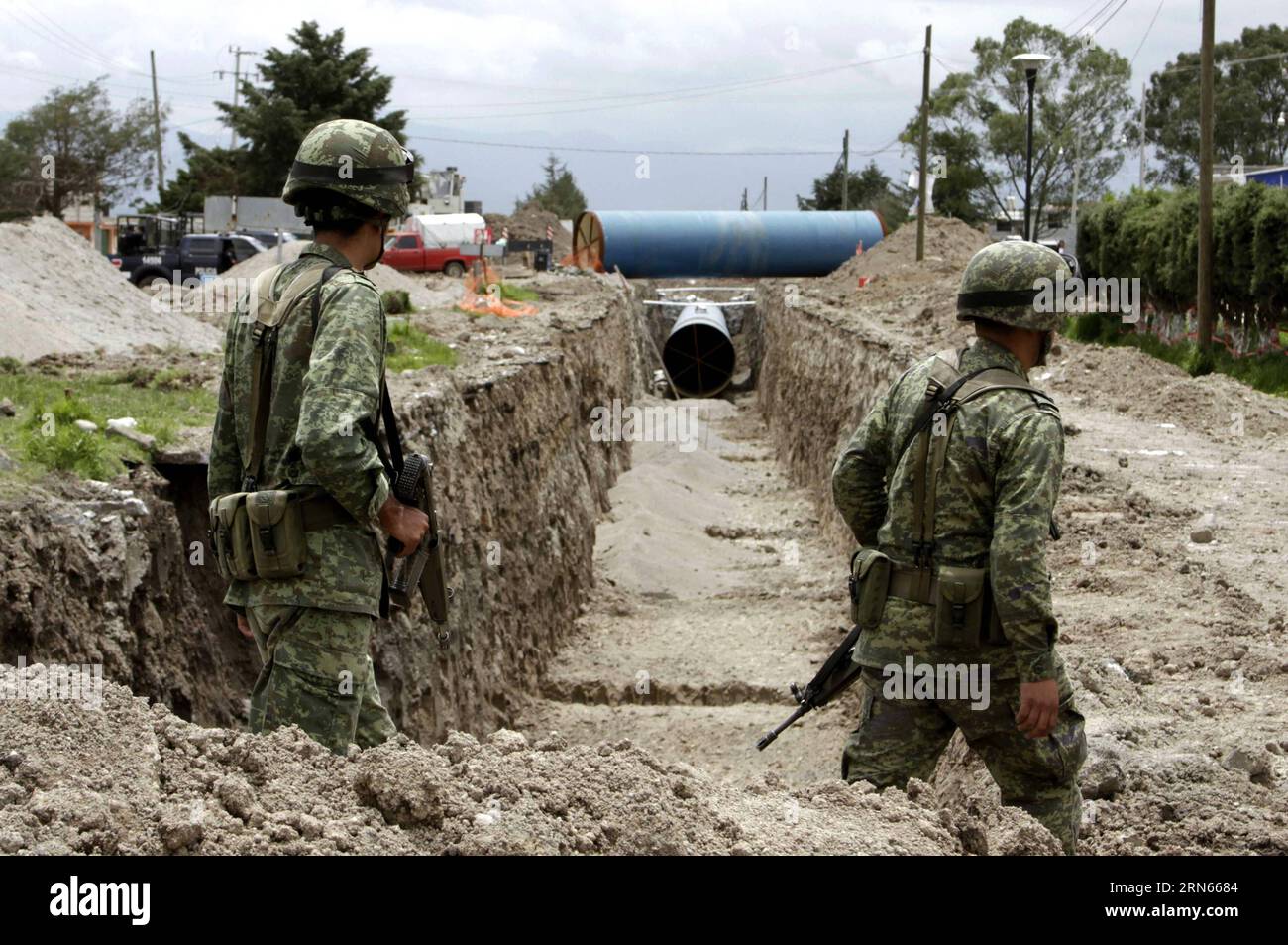 Des éléments de l armée mexicaine prennent part à une opération de sécurité dans les environs de la prison d Altiplano, après l évasion du roi du cartel de la drogue, Joaquin El Chapo Guzman, dans le canton d Almoloya de Juarez, État de Mexico, Mexique, le 12 juillet 2015. Joaquin El Chapo Guzman, le roi du cartel de la drogue du Mexique, s'est évadé de prison par un tunnel de 1,5 km sous sa cellule, ont déclaré dimanche les autorités. (jp) MEXICO-ALMOLOYA DE JUAREZ-SECURITY-GUZMAN LOERA JairxCabrera PUBLICATIONxNOTxINxCHN un élément de l'armée MEXICAINE participe à une opération de sécurité à proximité de la prison d'Altiplano après mon évasion Banque D'Images