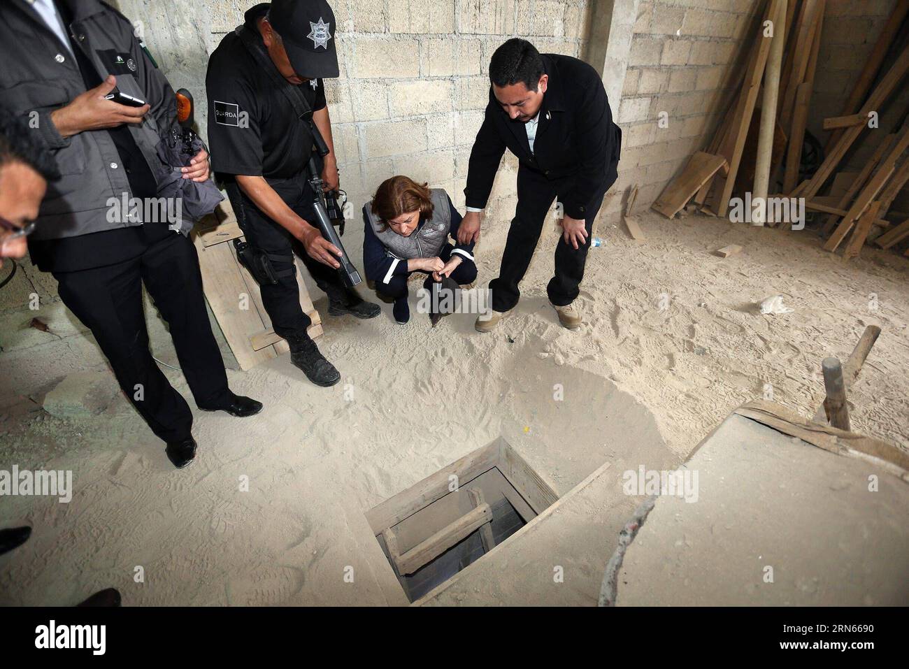 Le procureur général du Mexique, Arely Gomez (2nd R), vérifie le tunnel présumé dans lequel le roi du cartel de la drogue mexicain, Joaquin El Chapo Guzman, s est échappé de prison, dans le canton d Almoloya de Juarez, État de Mexico, Mexique, le 12 juillet 2015. Joaquin El Chapo Guzman, le roi du cartel de la drogue mexicain, s'est évadé de prison par un tunnel de plus de 1,5 km de long sous sa cellule, ont déclaré dimanche les autorités. Guzman, chef du cartel de la drogue de Sinaloa, a disparu samedi soir de la prison de haute sécurité Altiplano à l'extérieur de Mexico, selon la Commission de sécurité nationale. MEXIQUE-ALMOLOYA DE JU Banque D'Images