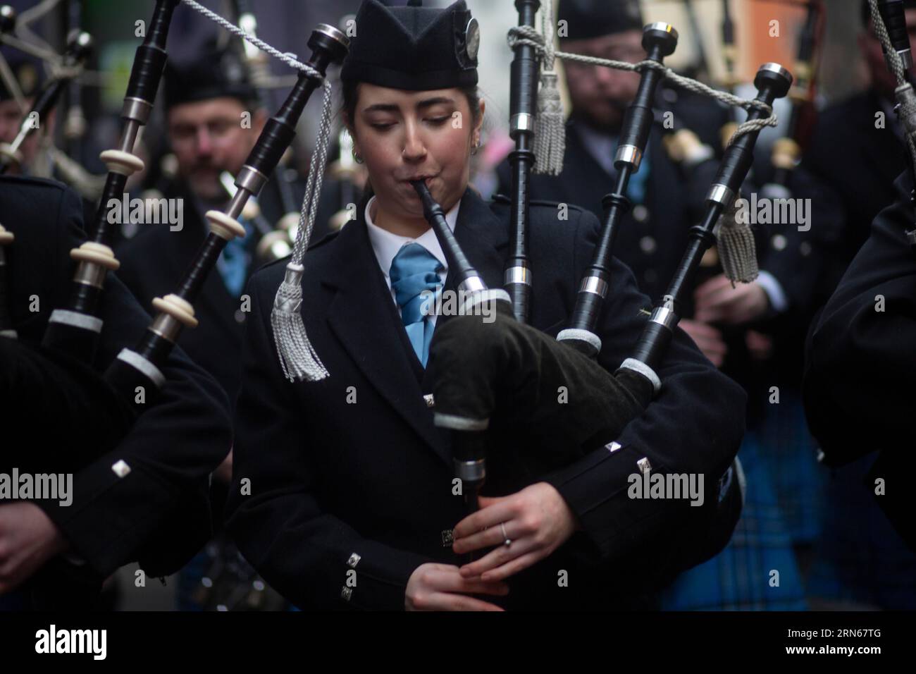 Un membre du groupe Clew Bay Pipe joue de la cornemuse pendant le Tradfest en 2023. Temple Bar, Dublin, Irlande Banque D'Images