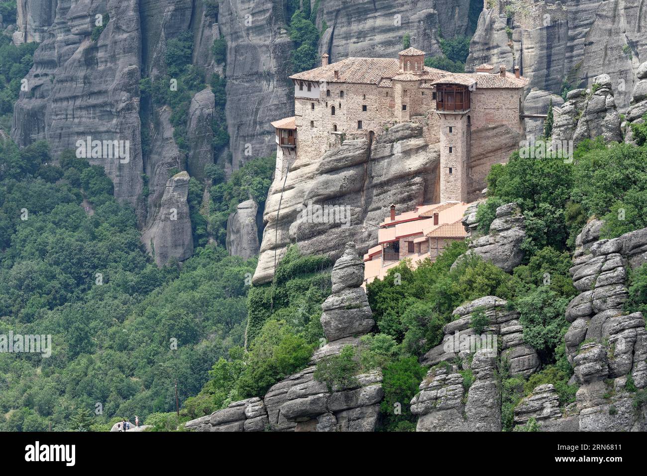 Le monastère des Météores Roussanou. Les monastères grecs orthodoxes des Météores sont construits sur des falaises de grès. Ils sont un site du patrimoine mondial de l'UNESCO. Banque D'Images