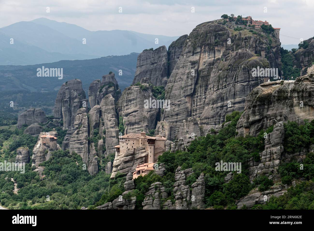 Les monastères d'Agios Nikolaos Anapafsas, Roussanou et Grand Météora dans les rochers au-dessus de Kastraki. Les monastères grecs orthodoxes des Météores sont buil Banque D'Images