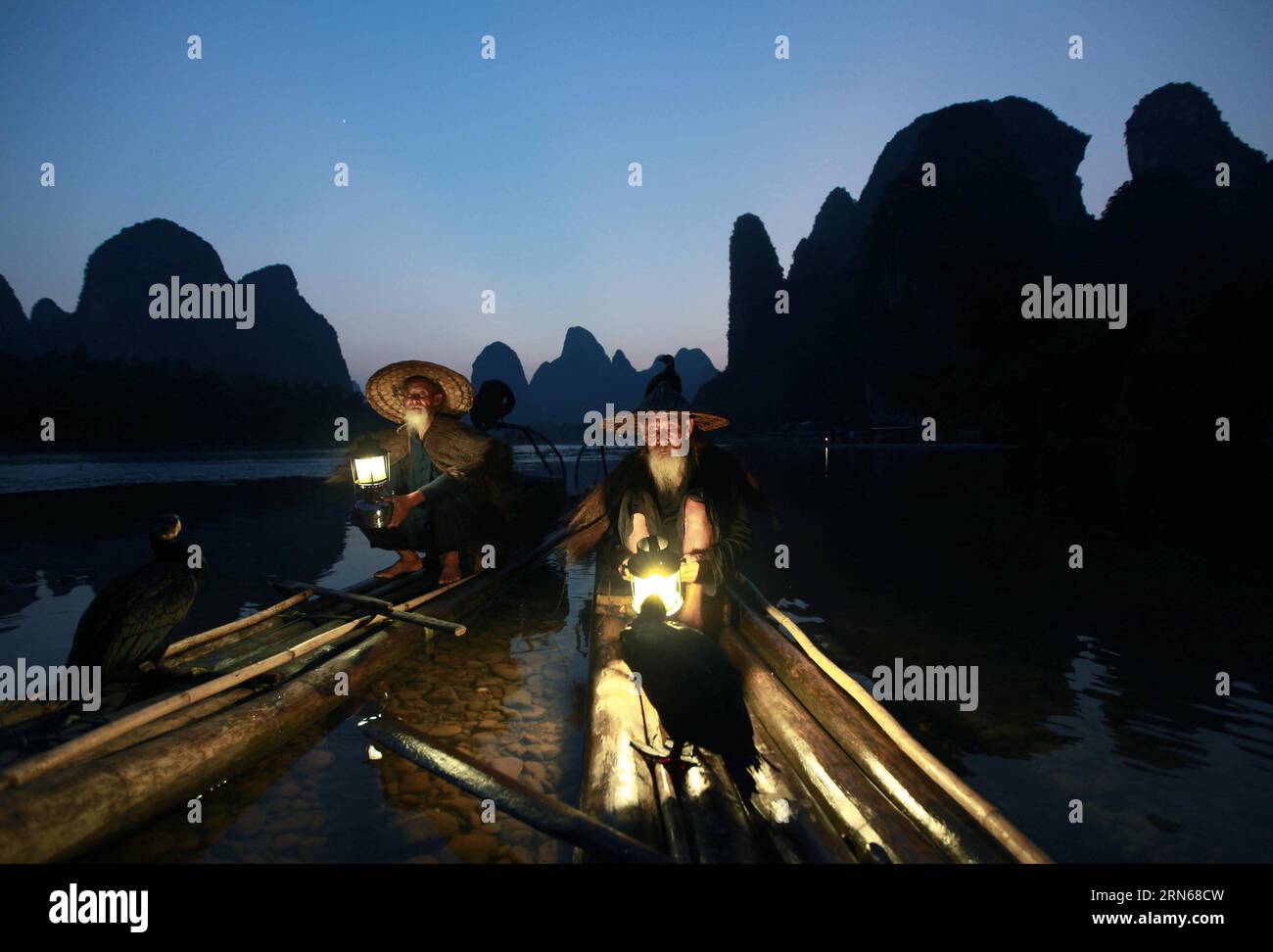 (150715) -- GUILIN, 15 juillet 2015 -- deux frères âgés de 70 et 80 ans, travaillant comme modèles de photographes, font une pause sur un radeau en bambou dans la rivière Lijiang de Guilin, dans la province du Guangxi du sud de la Chine, le 15 juillet 2015.) (xcf) CHINA-GUANGXI-GUILIN-LIJIANG RIVER-LIFE (CN) LiuxJiaoqing PUBLICATIONxNOTxINxCHN 150715 Guilin juillet 15 2015 deux frères dans les années 70 et 80 travaillant comme modèles photo S font une pause SUR un radeau en bambou dans la rivière Lijiang de Guilin Chine méridionale S Guangxi province juillet 15 2015 xcf Chine Guangxi dans la rivière Lijiang vie CN LiuxJiaoqing PUBLICATIONxNOTxINxCHN Banque D'Images