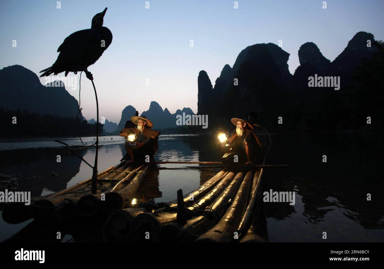 (150715) -- GUILIN, 15 juillet 2015 -- deux frères âgés de 70 et 80 ans, travaillant comme modèles de photographes, font une pause sur un radeau en bambou dans la rivière Lijiang de Guilin, dans la province du Guangxi du sud de la Chine, le 15 juillet 2015.) (xcf) CHINA-GUANGXI-GUILIN-LIJIANG RIVER-LIFE (CN) LiuxJiaoqing PUBLICATIONxNOTxINxCHN 150715 Guilin juillet 15 2015 deux frères dans les années 70 et 80 travaillant comme modèles photo S font une pause SUR un radeau en bambou dans la rivière Lijiang de Guilin Chine méridionale S Guangxi province juillet 15 2015 xcf Chine Guangxi dans la rivière Lijiang vie CN LiuxJiaoqing PUBLICATIONxNOTxINxCHN Banque D'Images