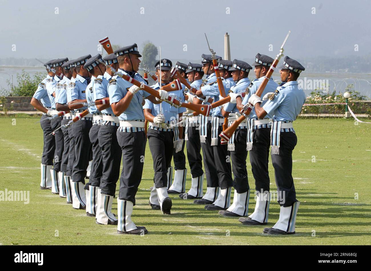 SRINAGAR, le 15 juillet 2015 -- l'équipe d'exercices des guerriers aériens (AWDT) de l'Indian Air Force (IAF) participe à un exercice lors d'un événement à Srinagar, capitale estivale du Cachemire contrôlé par l'Inde, le 15 juillet 2015.) KASHMIR-SRINAGAR-INDIAN AIR FORCE DRILL JavedxDar PUBLICATIONxNOTxINxCHN Srinagar juillet 15 2015 Air Warriors Drill Team of Indian Air Force IAF prend part à un exercice pendant l'événement à Srinagar capitale d'été du Cachemire contrôlé par l'Inde juillet 15 2015 Cachemire Srinagar Indian Air Force Drill JavedxDar PUBLICATIONxNOTxNOTxINxCHN Banque D'Images