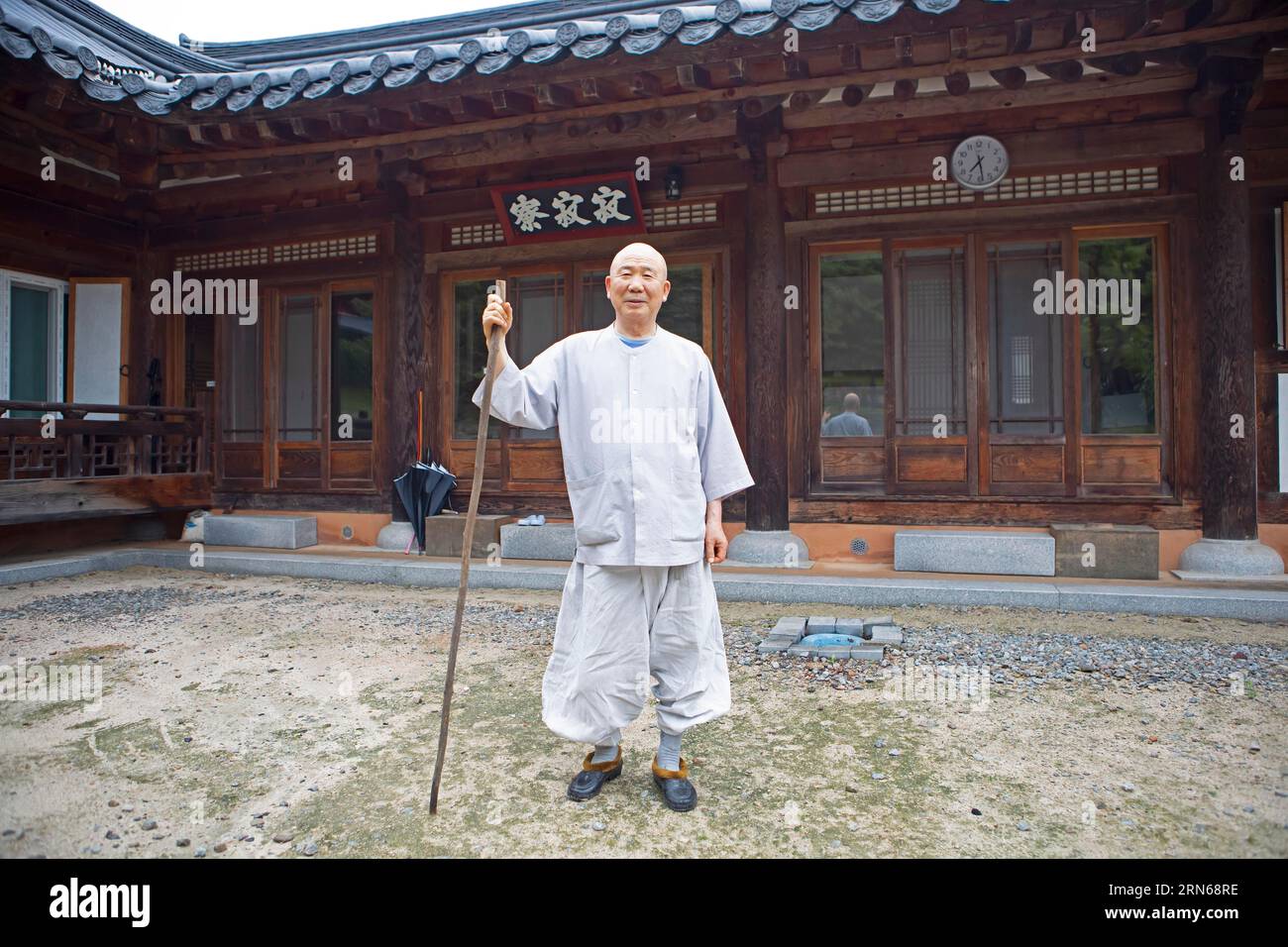 Moine coréen, 73 ans, devant sa maison, temple Baekyangsa, temple principal de l'ordre Jogye du bouddhisme coréen, Bukha-myeon, Jangseong, Sud Banque D'Images