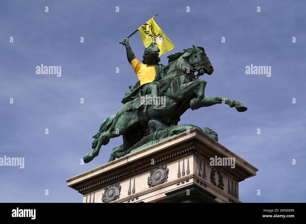 Statue du guerrier gaulois Vercingétorix, portant le maillot jaune du Tour de France, drapeau avec logo, place de Jaude, Clermont-Ferrand, Département Banque D'Images