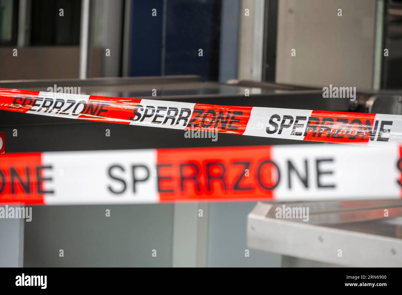 Zone réglementée, ruban adhésif à l'aéroport de Munich Banque D'Images