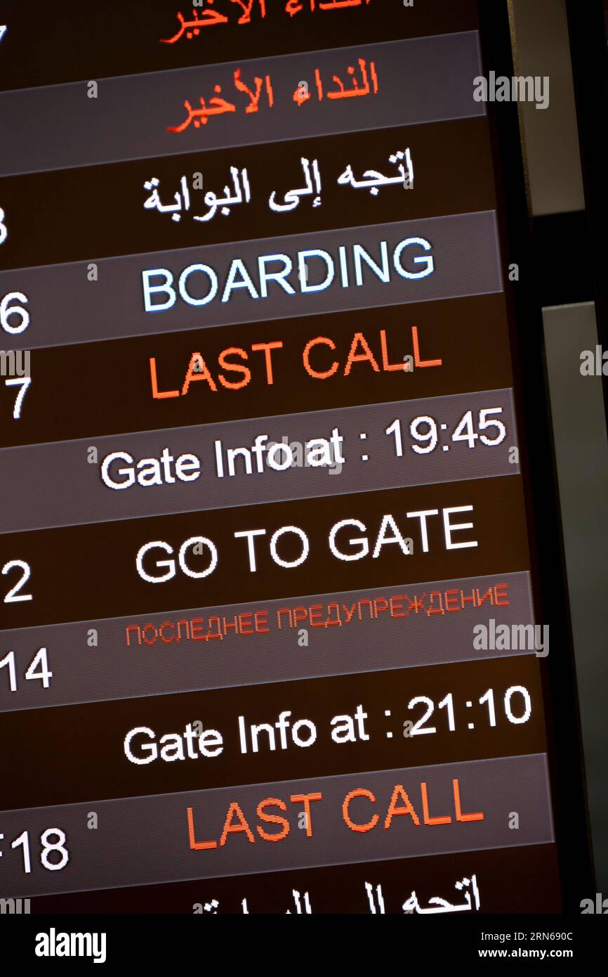 Dernier appel, enregistrement, tableau de départ avec horaire de départ en différentes langues, portes à l'aéroport d'Istanbul, Istanbul, Turquie Banque D'Images