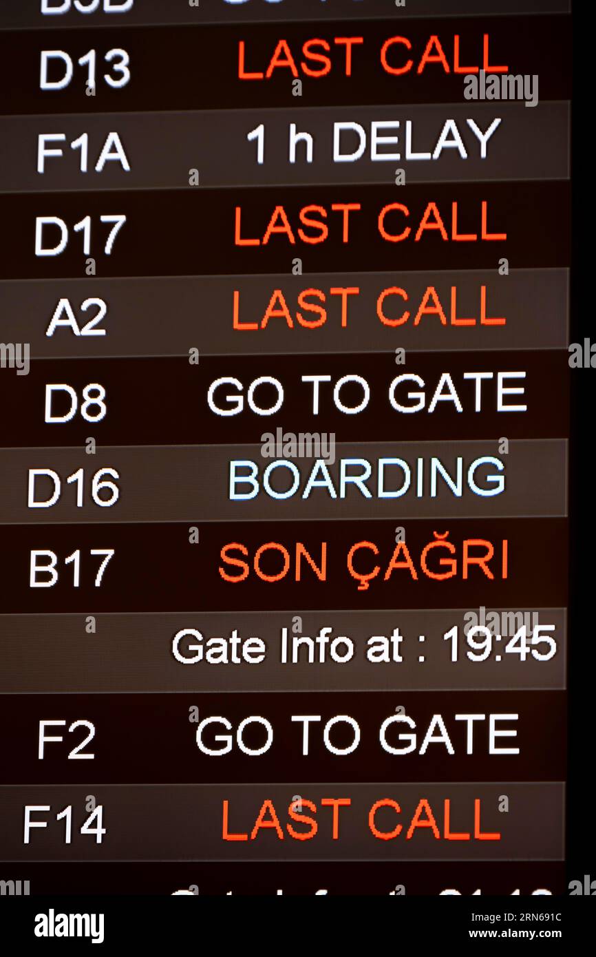 Dernier appel, enregistrement, tableau de départ avec horaire de départ en différentes langues, portes à l'aéroport d'Istanbul, Istanbul, Turquie Banque D'Images