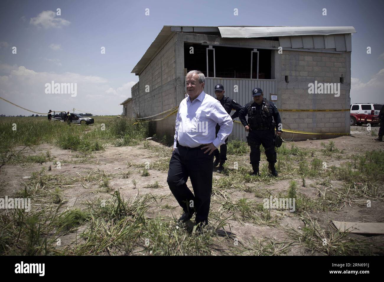 ALMOLOYA DE JUAREZ, 15 juillet 2015-- le commissaire à la sécurité nationale du Mexique Monte Alejandro Rubido Garcia (Front) se tient dans les environs de la maison présumée où a été construit le tunnel, par lequel s est échappé de prison le seigneur de la drogue du Mexique Joaquin El Chapo Guzman, à Almoloya de Juarez Mexique, à la périphérie de Mexico, Mexique, le 15 juillet 2015. Guzman, chef du cartel de la drogue de Sinaloa, a disparu samedi soir de la prison de haute sécurité Altiplano à l'extérieur de Mexico, selon la Commission de sécurité nationale. MEXIQUE-ALMOLOYA DE JUAREZ-GUZMAN ALEJANDROXAYALA PUBLICATI Banque D'Images