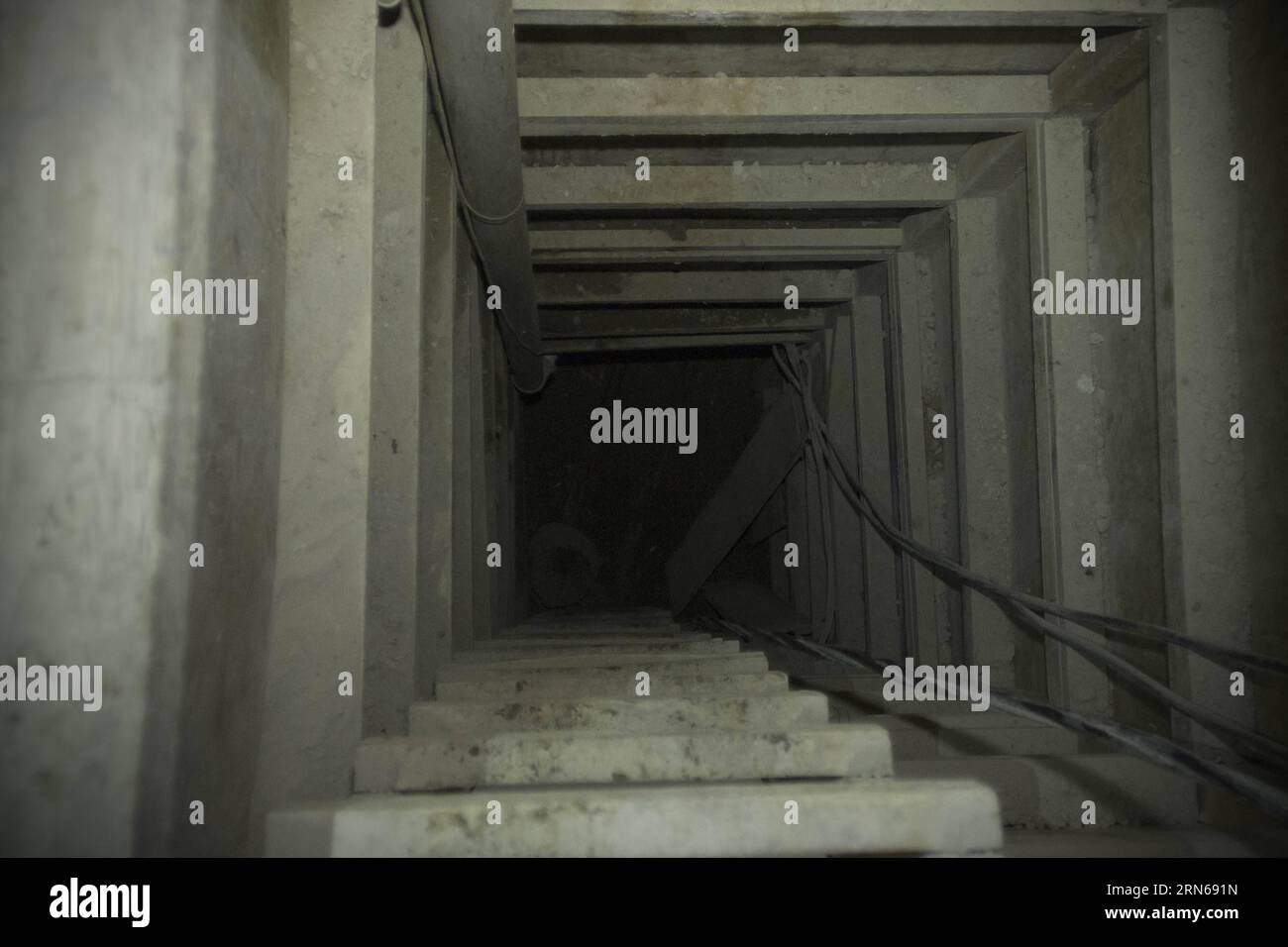 ALMOLOYA DE JUAREZ, le 15 juillet 2015-- Une échelle est vue à l'intérieur du tunnel, par lequel se serait échappé de prison le seigneur de la drogue du Mexique, Joaquin El Chapo Guzman, à Almoloya de Juarez, à la périphérie de Mexico, Mexique, le 15 juillet 2015. Guzman, chef du cartel de la drogue de Sinaloa, a disparu samedi soir de la prison de haute sécurité Altiplano à l'extérieur de Mexico, selon la Commission de sécurité nationale. MEXICO-ALMOLOYA DE JUAREZ-GUZMAN AlejandroxAyala PUBLICATIONxNOTxINxCHN ALMOLOYA de Juarez juillet 15 2015 une ÉCHELLE EST Lacs à l'intérieur du tunnel par lequel se serait échappé Banque D'Images