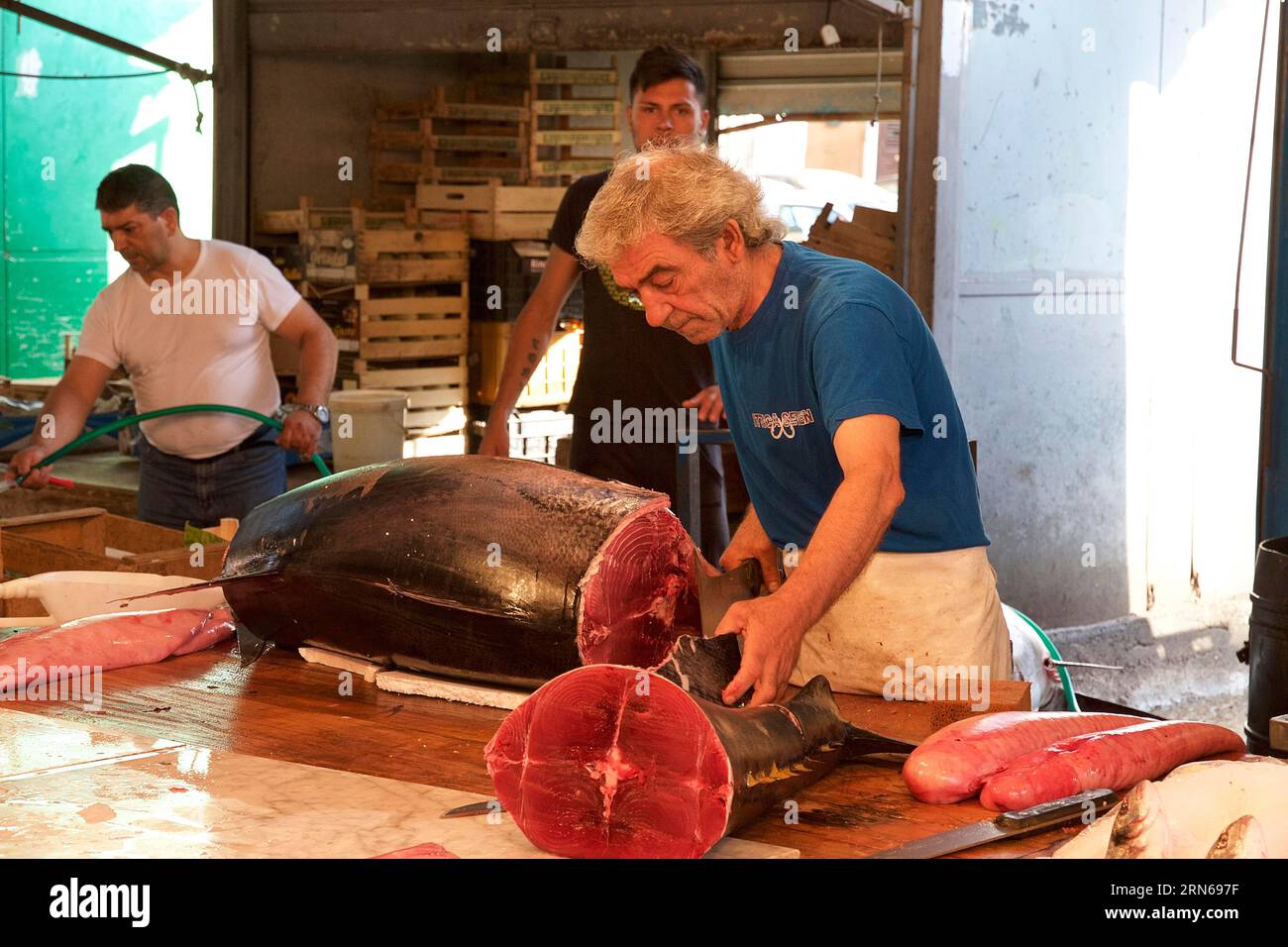 Vendeur de poisson, tranches de thon énorme, marchés, plein air, Palerme, capitale, Sicile, Italie, Europe Banque D'Images