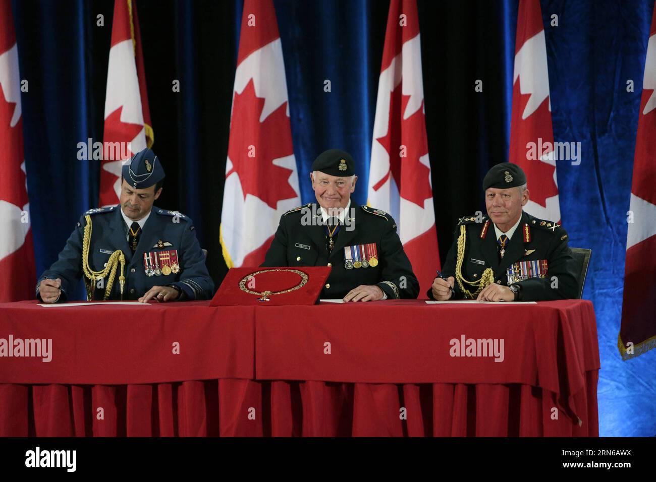 (150717) -- OTTAWA, le 17 juillet 2015 -- le chef d état-major sortant de la Défense, le général Tom Lawson (à gauche), le gouverneur général et commandant en chef du Canada, David Johnston (à droite), et le nouveau chef d état-major de la Défense, le général Jonathan Vance, assistent à une cérémonie de passation de commandement au Centre Shaw à Ottawa, Canada, le 17 juillet 2015. Le général Jonathan Vance a officiellement remplacé le général Tom Lawson au poste de chef d état-major de la Défense (CEMD) du Canada vendredi matin. CANADA-OTTAWA-NOUVEAU CHEF DE LA DÉFENSE-CÉRÉMONIE DavidxKawai PUBLICATIONxNOTxINxCHN 150717 Ottawa 17 2015 juillet Chef d'état-major sortant de la Défense le général Tom L. Banque D'Images