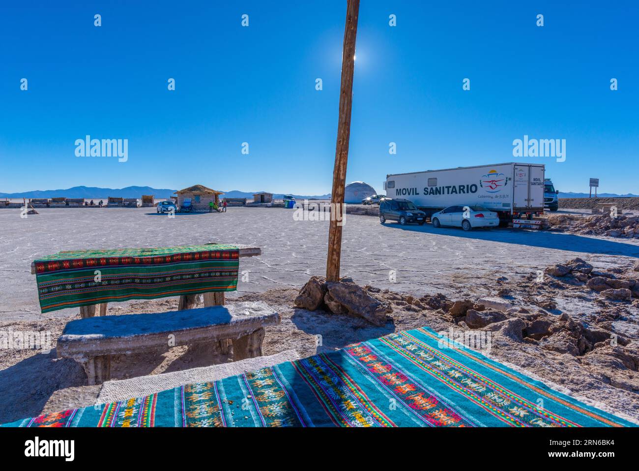 800 km carrés de désert de sel Salinas grandes, fourgon mobile de soins médicaux, ministère de la Santé, camion, poêle à sel, informations touristiques, montagnes, plaine Banque D'Images