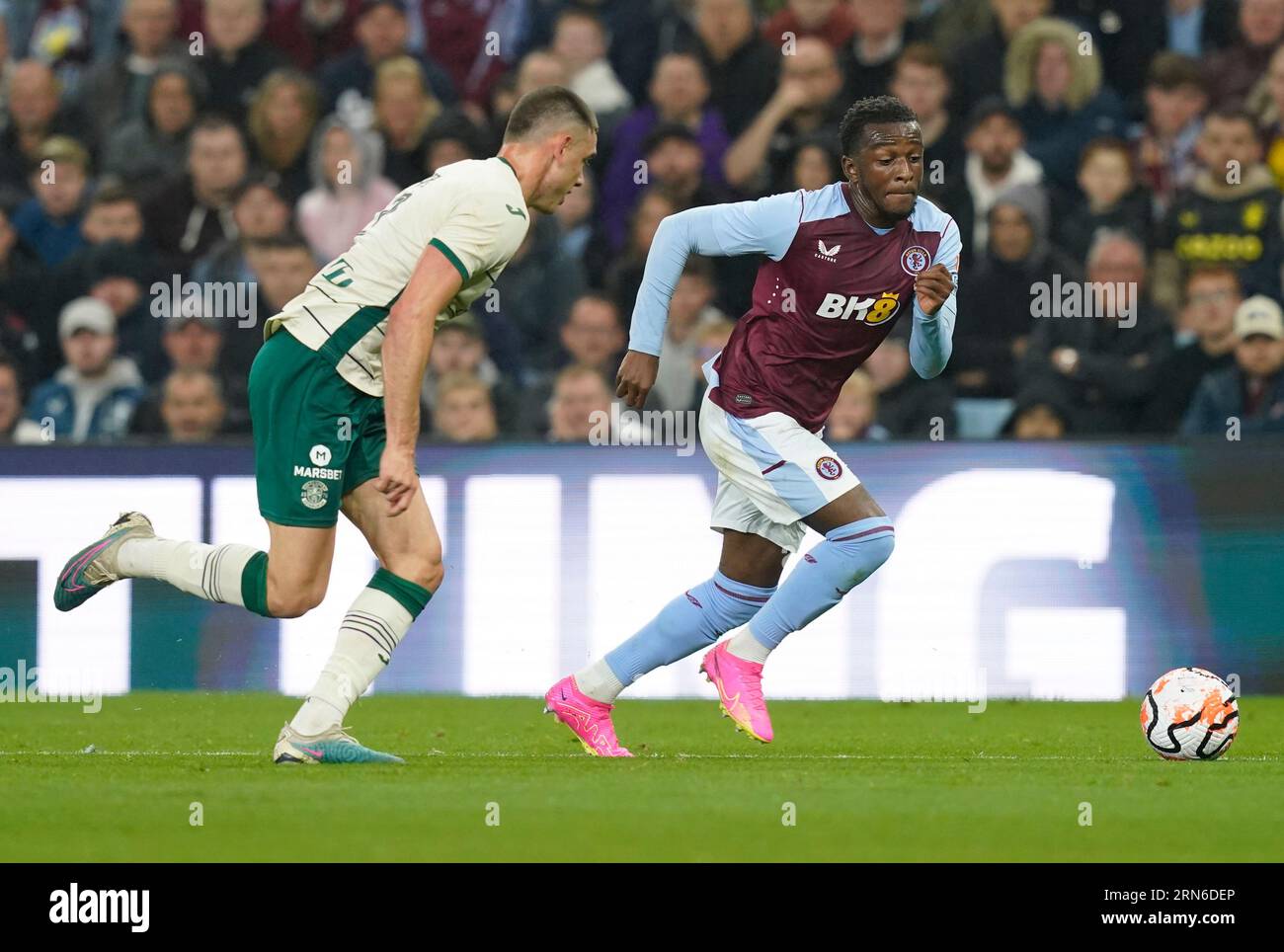 Birmingham, Royaume-Uni. 31 août 2023. Sebastian Revan d'Aston Villa passe devant Lewis Miller d'Hibernian FCpendant le match de l'UEFA Europa Conference League à Villa Park, Birmingham. Le crédit photo devrait se lire : Andrew Yates/Sportimage crédit : Sportimage Ltd/Alamy Live News Banque D'Images
