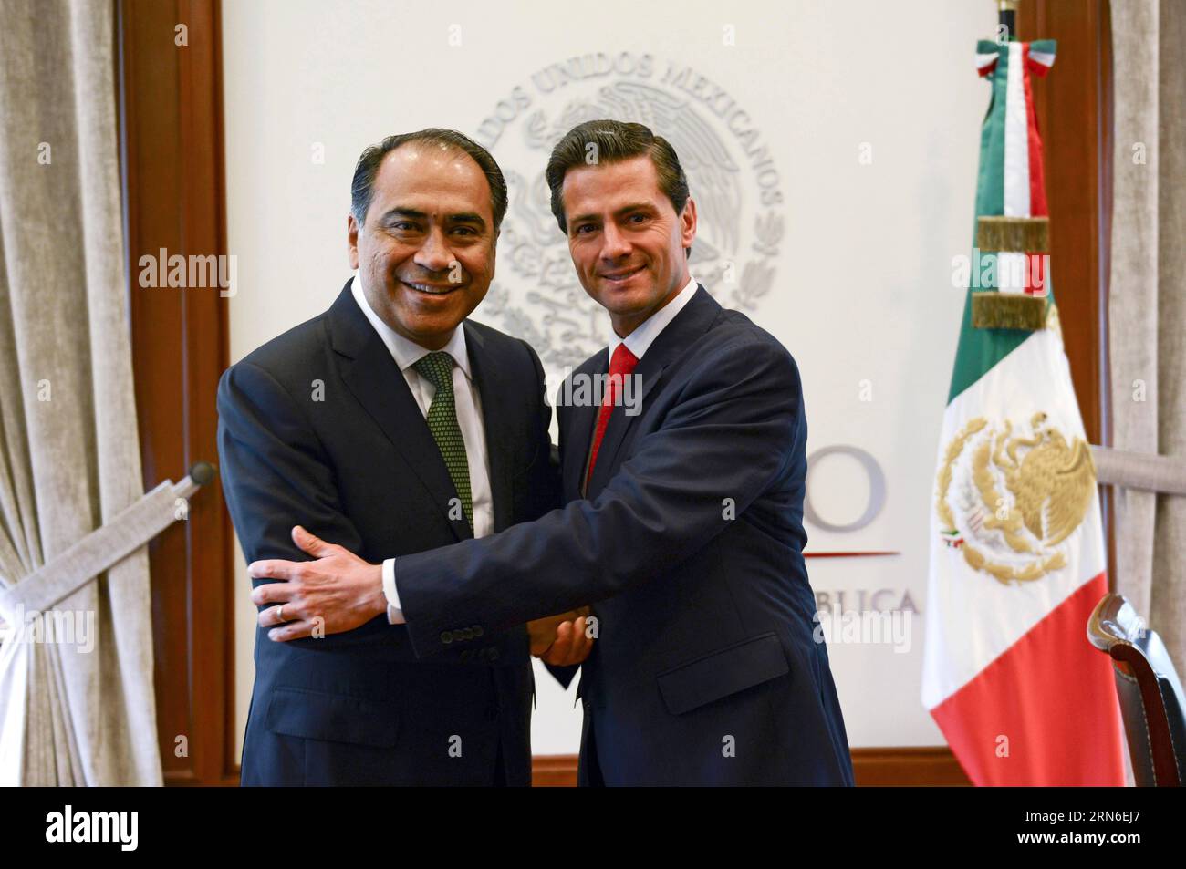 (150723) -- MEXICO, 22 juillet 2015 -- image fournie par le président mexicain Enrique Pena Nieto (à droite) posant pour des photos avec le gouverneur élu de l'État de Guerrero Hector Astudillo Flores à la résidence officielle Los Pinos à Mexico, capitale du Mexique, le 22 juillet 2015. Enrique Pena Nieto et Hector Astudillo Flores ont parlé de la mise en œuvre des zones économiques spéciales et des actions sur le développement social et les infrastructures, selon la presse locale. MEXICO-MEXICO CITY-POLITICS-PRESIDENT MEXICO SxPRESIDENCY PUBLICATIONxNOTxINxCHN 150723 Mexico City juillet 22 2015 image fournie par Show Banque D'Images