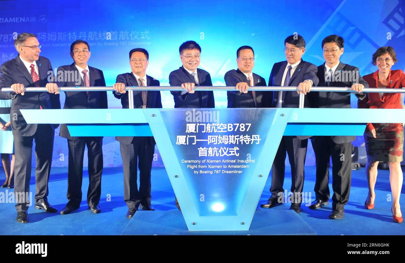 Les invités assistent à la cérémonie de lancement de la liaison Xiamen-Amsterdam par Boeing 787 Dreamliner à Xiamen, dans la province du Fujian du sud-est de la Chine, le 26 juillet 2015. Xiamen Airlines a lancé dimanche la première liaison intercontinentale du transporteur, la liaison Xiamen-Amsterdam. )(MCG) CHINA-FUJIAN-XIAMEN-AMSTERDAM-AIRLINE ROUTE (CN) LinxShanchuan PUBLICATIONxNOTxINxCHN des invités assistent à la cérémonie de lancement de Xiamen Amsterdam route par Boeing 787 Dream liner à Xiamen Sud-est de la Chine S Fujian province juillet 26 2015 Xiamen Airlines a lancé la première route intercontinentale DE Carrier S la Xiamen Sun Banque D'Images