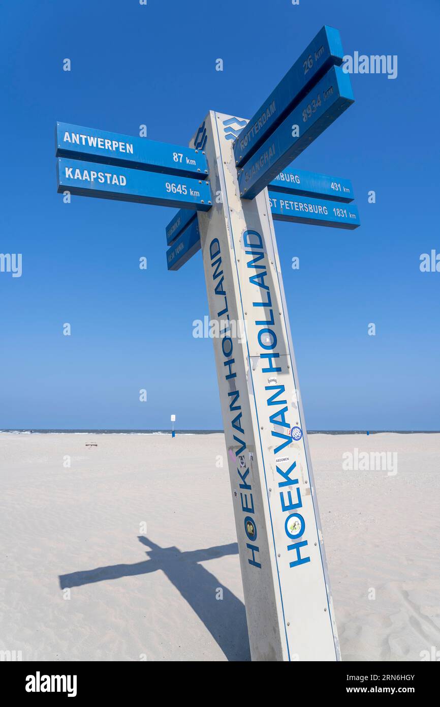 Panneaux, points cardinaux, vers des destinations proches et lointaines, sur la plage de Hoek van Holland, début de saison, pays-Bas Banque D'Images