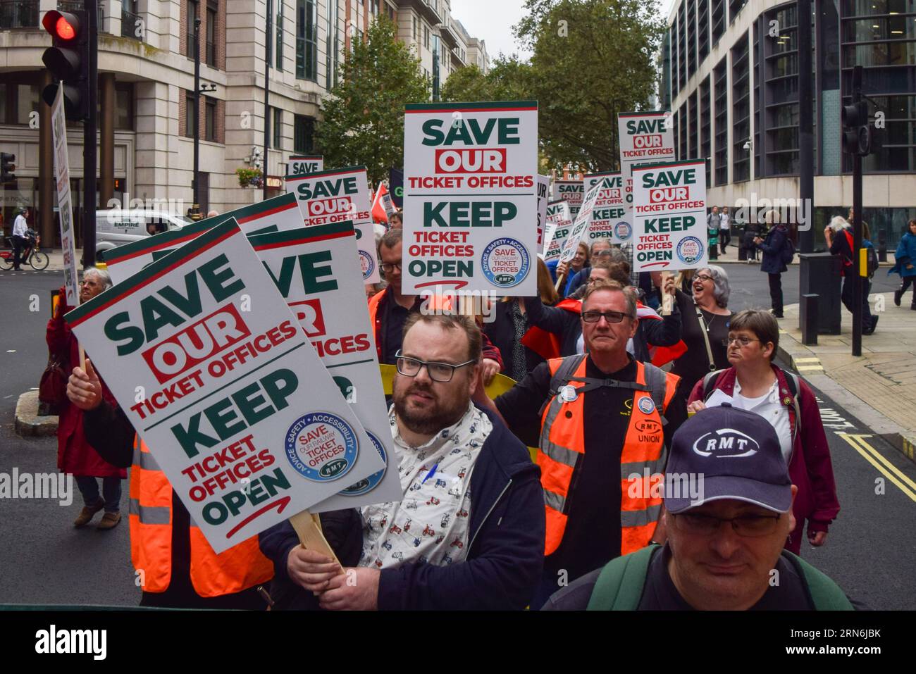 Londres, Angleterre, Royaume-Uni. 31 août 2023. Les membres du RMT et les manifestants ont défilé du ministère des Transports à Downing Street, exigeant que le gouvernement arrête la fermeture des guichets dans les gares. (Image de crédit : © Vuk Valcic/ZUMA Press Wire) USAGE ÉDITORIAL SEULEMENT! Non destiné à UN USAGE commercial ! Banque D'Images