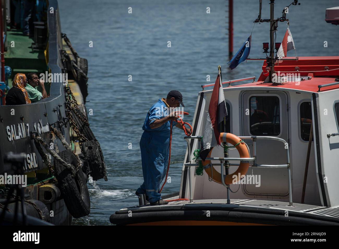 (150729) -- ISMAILIA, 29 juillet 2015 -- un membre égyptien de l'équipage d'un bateau se prépare pour sa croisière sur le nouveau canal de Suez à Ismailia, une ville portuaire en Égypte, le 29 juillet 2015. Les travaux de dragage du nouveau canal de Suez en Egypte ont été achevés et la voie navigable est prête et sûre pour la navigation maritime énorme, Mohab Memish, chef de l'Autorité du canal de Suez (SCA), a déclaré aux journalistes lors d'une conférence de presse mercredi. ÉGYPTE-ISMAILIA-NOUVEAU SUEZ CANAL PanxChaoyue PUBLICATIONxNOTxINxCHN 150729 Ismailia juillet 29 2015 à l'Egyptien membre de l'équipage d'un bateau prépare sa croisière SUR le nouveau canal de Suez à Ismailia a Por Banque D'Images