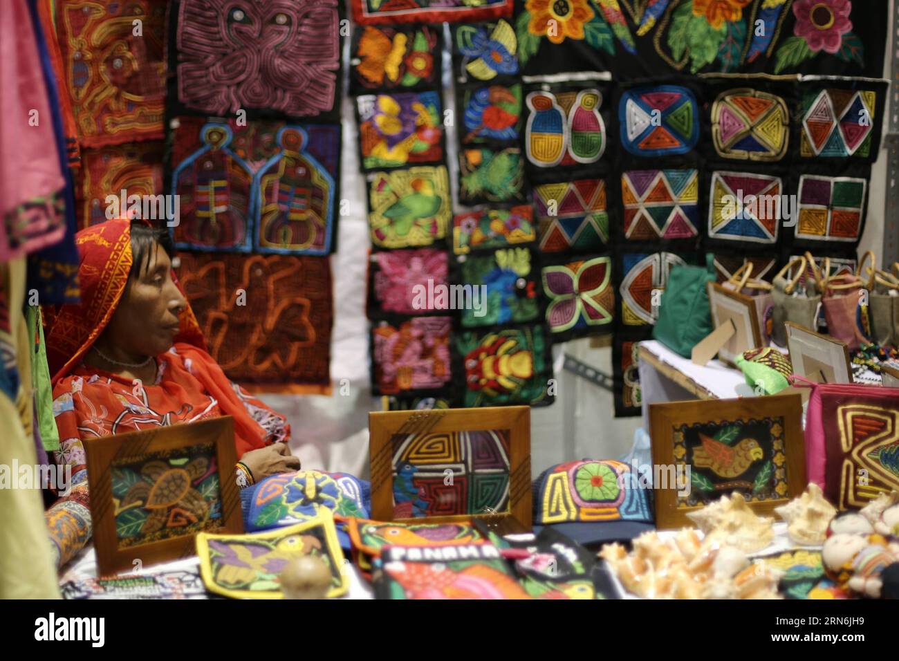PANAMA CITY, 29 juillet 2015 -- une artisan expose ses créations sur un stand lors de la Foire nationale de l'artisanat de Panama, dans la ville de Panama, capitale du Panama, le 29 juillet 2015. La 38e Foire nationale de l'artisanat du Panama a commencé mercredi soir au Centre des Conventions d'Atlapa. ) (Dzl) PANAMA-PANAMA CITY-CRAFT-FAIR MAURICIOxVALENZUELA PUBLICATIONxNOTxINxCHN Panama City juillet 29 2015 à Artisan montre ses créations dans un stand lors de la Foire nationale de l'artisanat de Panama dans la ville de Panama capitale de Panama LE 29 2015 juillet la 38e Foire nationale de l'artisanat de Panama a commencé LE mercredi N. Banque D'Images
