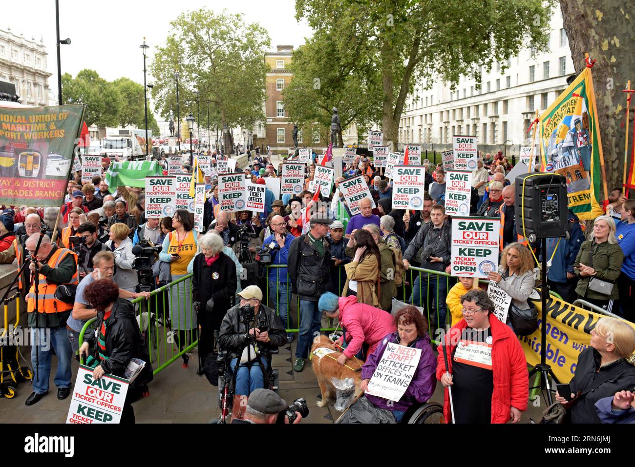 Londres, Royaume-Uni. 31 août 2023. Des centaines de personnes s'opposant à la fermeture proposée de près de 1000 guichets ferroviaires en Angleterre ont défilé jusqu'à Downing Street aujourd'hui. Les groupes de campagne pour les personnes handicapées ont été rejoints par Jeremy Corbyn, Tan Dhesi, ministre fantôme des Transports, Zarah Sultana, député, Mick Whelan, Secrétaire général ASLEF et Mick Lynch, général Secretay RMT. G.P. Essex/Alamy Live News Banque D'Images