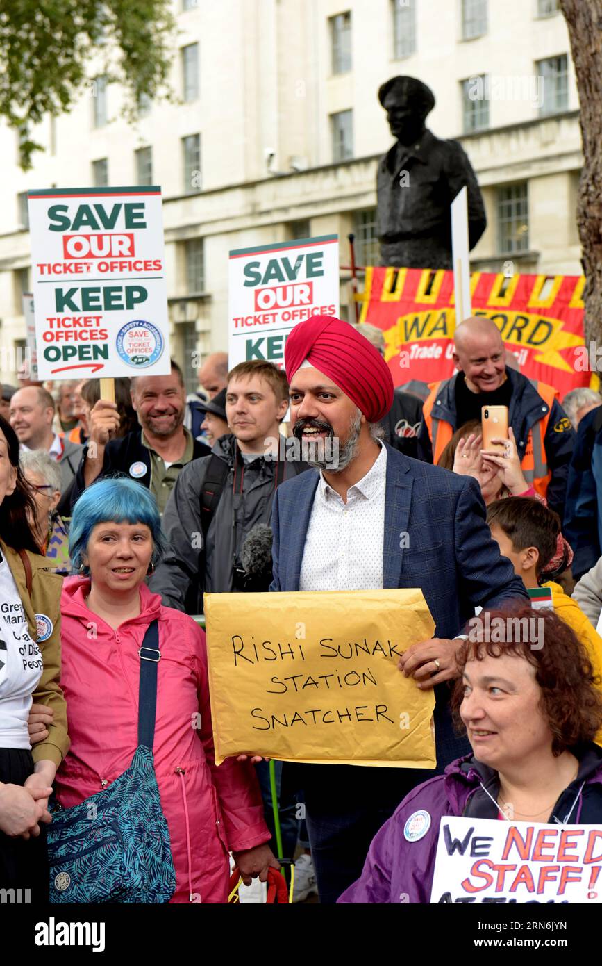 Londres, Royaume-Uni. 31 août 2023. Des centaines de personnes s'opposant à la fermeture proposée de près de 1000 guichets ferroviaires en Angleterre ont défilé jusqu'à Downing Street aujourd'hui. Tan Dhesi, ministre fantôme des Transports, est vu avec les militants des groupes de campagne des personnes handicapées. G.P. Essex/Alamy Live News Banque D'Images