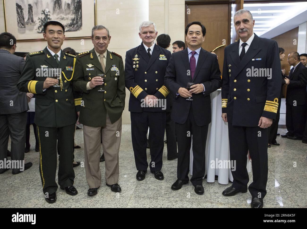 Tao Xiangyang (1e L), attaché militaire de l ambassade de Chine en Argentine, Luis Maria Carena (2e L), chef des chefs d état-major interarmées argentins, et Yang Wanming (2e R), ambassadeur de Chine en Argentine, pose lors d'un événement pour célébrer le 88e anniversaire de la fondation de l'Armée populaire de libération (APL) de Chine, à l'ambassade de Chine à Buenos Aires, capitale de l'Argentine, le 30 juillet 2015. Martin Zabala) (fnc) ARGENTINA-BUENOS AIRES-CHINA-PLA-ANNIVERSARY e MARTINxZABALA PUBLICATIONxNOTxINxCHN Tao Xiang Yang 1st l attaché militaire de l'ambassade de Chine en Argentine Luis Mary Care Banque D'Images