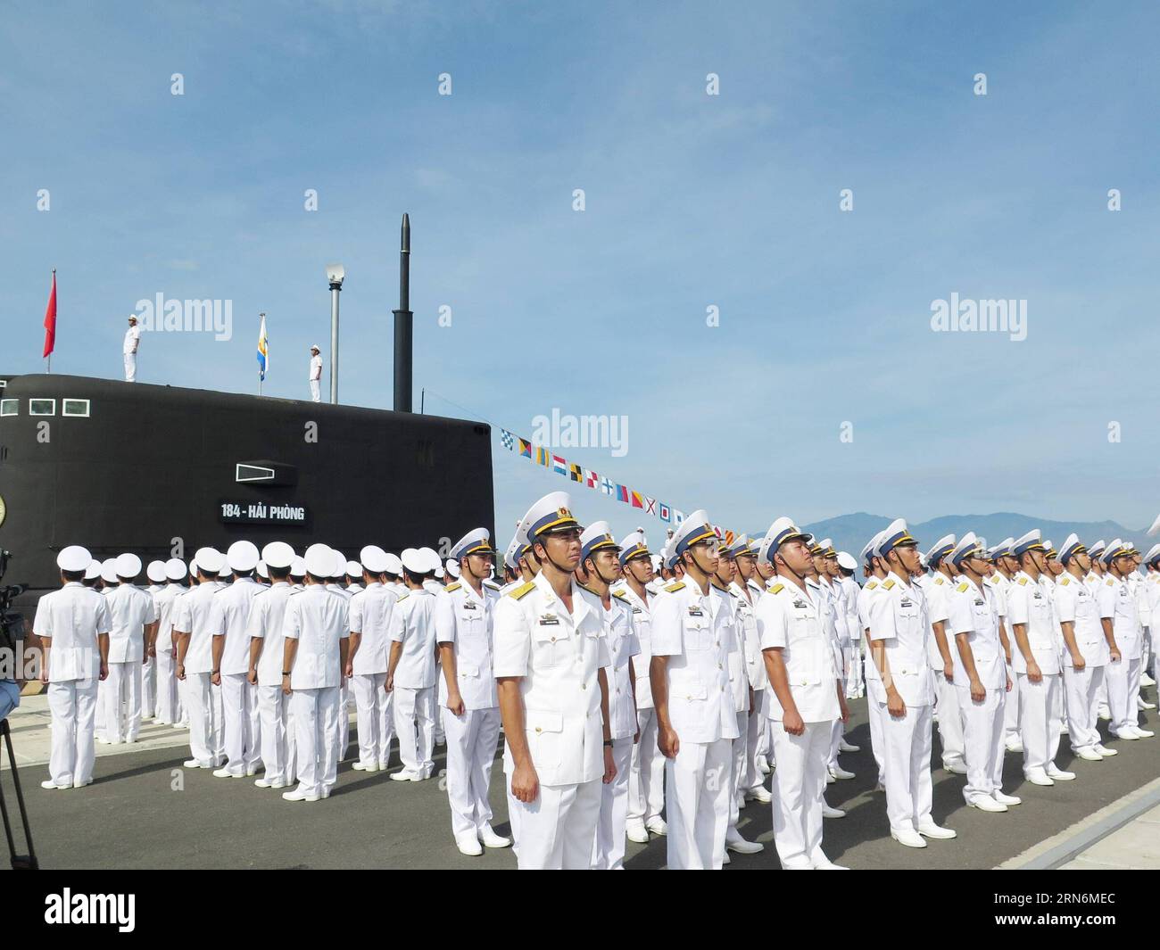 (150801) -- HANOÏ, 1 août 2015 -- une photo prise le 1 août 2015 montre une cérémonie de mise en service tenue au port de Cam Ranh, dans la province de Khanh Hoa, au centre-sud du Vietnam. Le Vietnam a organisé samedi une cérémonie de mise en service de deux autres sous-marins de classe kilo de fabrication russe au port de Cam Ranh, à environ 1 300 km au sud de la capitale Hanoi. VIETNAM-KHANH HOA-SOUS-MARIN-COMMISSIONING CEREMONIE VNA PUBLICATIONxNOTxINxCHN 150801 Hanoi août 1 2015 photo prise LE 1 2015 août montre une cérémonie de commissioning Hero À Cam Ranh Port Vietnam Sud Central Khanh Hoa province Vietnam LE samedi Hero une cérémonie de commissioning pour deux Banque D'Images