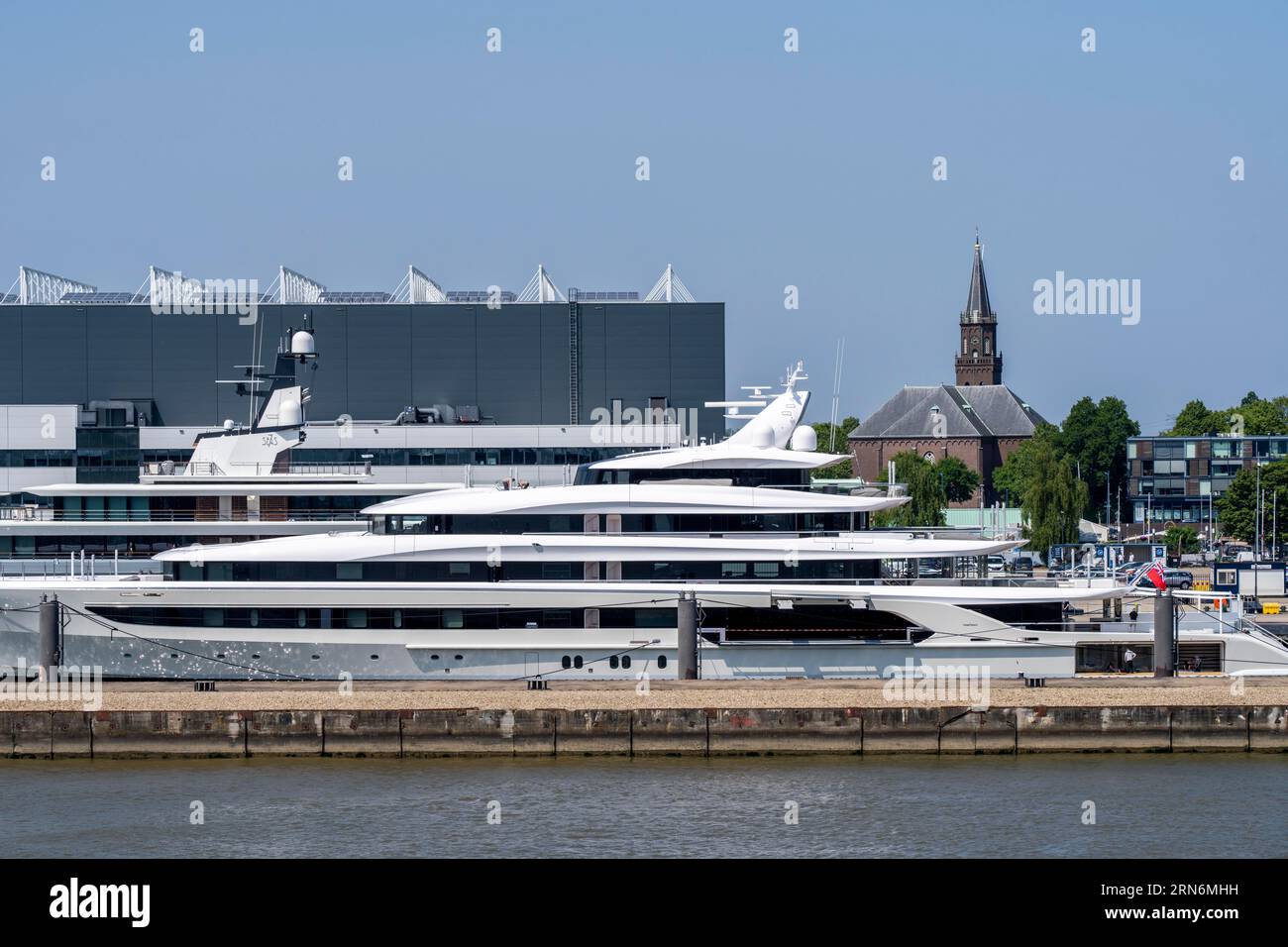 Chantier naval Oceanco à Alblasserdam, spécialisé dans la construction de méga yachts, yachts de luxe, sur la rivière Noord, Hollande du Sud, devant le yacht H3, 105 me Banque D'Images