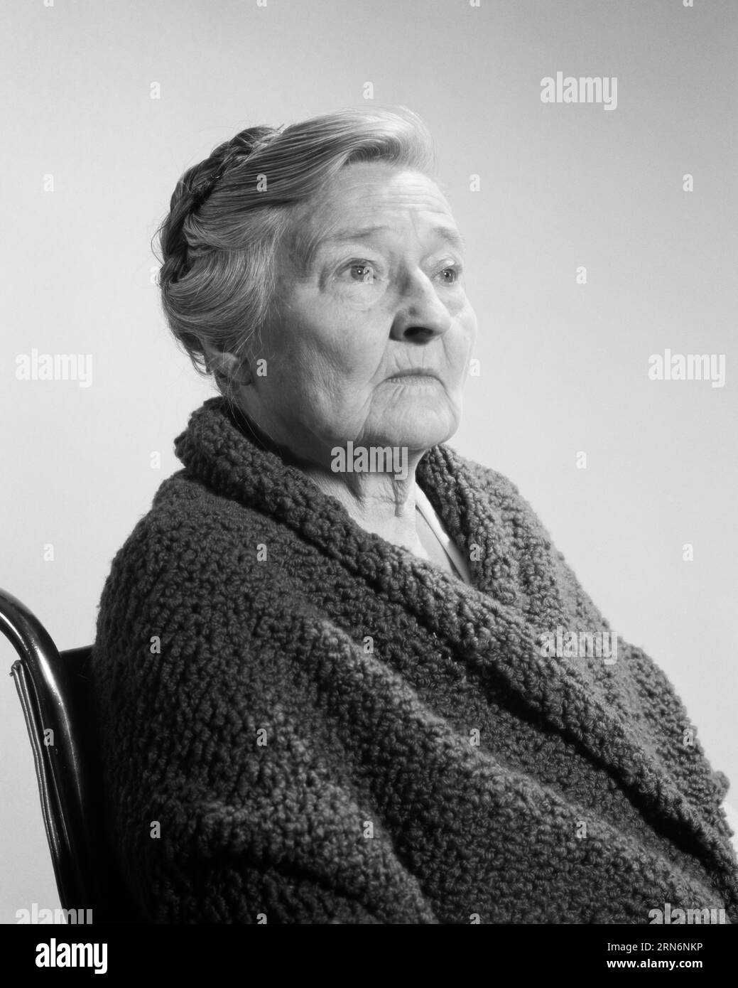 PORTRAIT DES ANNÉES 1960 D'UNE FEMME ÂGÉE ASSISE EN FAUTEUIL ROULANT PORTANT UN CHÂLE TRICOTÉ REGARDANT HORS CAMÉRA - P7097 HAR001 HARS FAIBLE ANGLE CHÂLE AÎNÉS TRICOTÉ FEMME ÂGÉE NOIR ET BLANC ETHNICITÉ CAUCASIENNE HAR001 OLD FASHIONED Banque D'Images