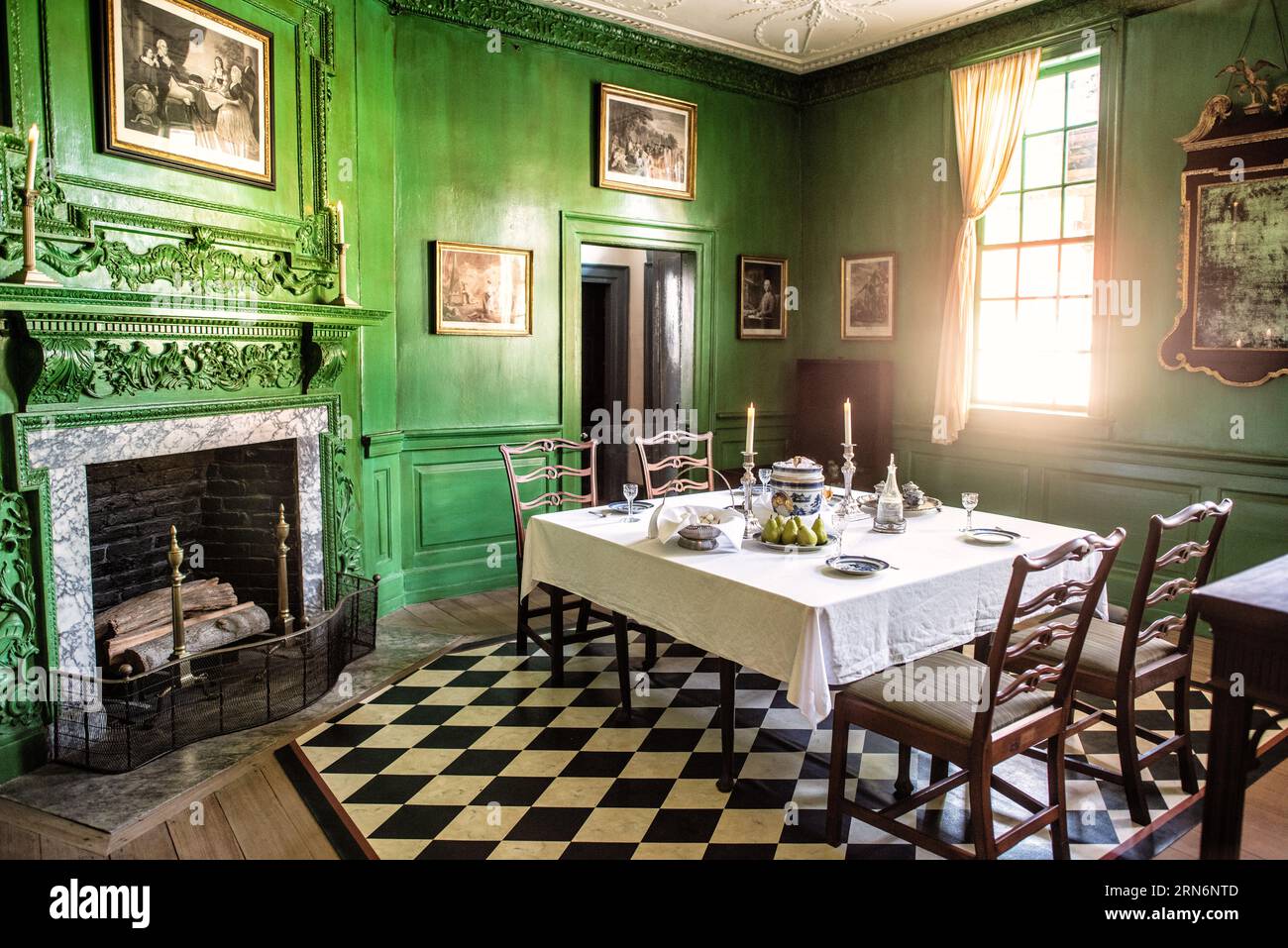 Mt VERNON, Alexandria, va — Une salle à manger au Mt. Vernon. La demeure historique de George Washington, le premier président des États-Unis, est préservée à Alexandrie. Ce domaine emblématique met en valeur la vie et l'héritage de Washington et reste un symbole durable du leadership et du patrimoine américains. Banque D'Images