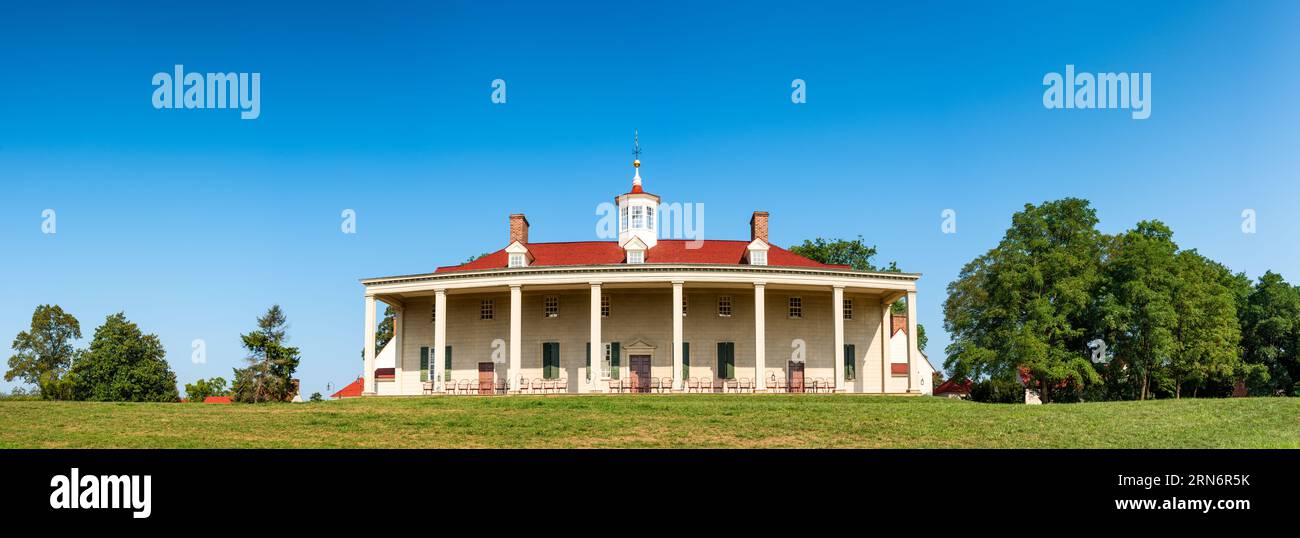 Mount Vernon River Facade Alexandria va // MT VERNON, Alexandria, va — Un panorama à haute résolution de la rive du Mont Vernon face à la rivière. La maison historique de George Washington, le premier président des États-Unis, est préservée à Alexandrie. Ce domaine emblématique met en valeur la vie et l'héritage de Washington et reste un symbole durable du leadership et de l'héritage américains. Banque D'Images