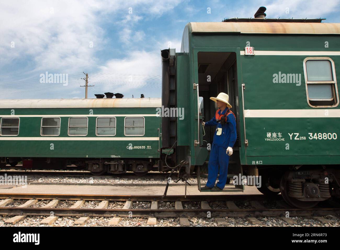 (150805) -- NANJING, 05 août 2015 -- Un shunter de chemin de fer à Nanjing West Railway Station effectue des opérations de shuntage à Nanjing, capitale de la province de Jiangsu de l'est de la Chine, 5 août 2015. Les shunters de chemin de fer ici remplissent leur tâche quotidienne pendant la chaleur estivale.) (hgh) CHINA-NANJING-RAILWAY SHUNTER (CN) SuxYang PUBLICATIONxNOTxINxCHN 150805 Nanjing août 05 2015 un shunter de chemin de fer À Nanjing WEST Railway Station effectue des opérations de shunting dans Nanjing capitale de l'est de la Chine S Jiangsu province août 5 2015 Railway ici remplir leur devoir quotidien pendant la chaleur estivale HGH Chine Nanjing Shunter CN SuxYang Banque D'Images