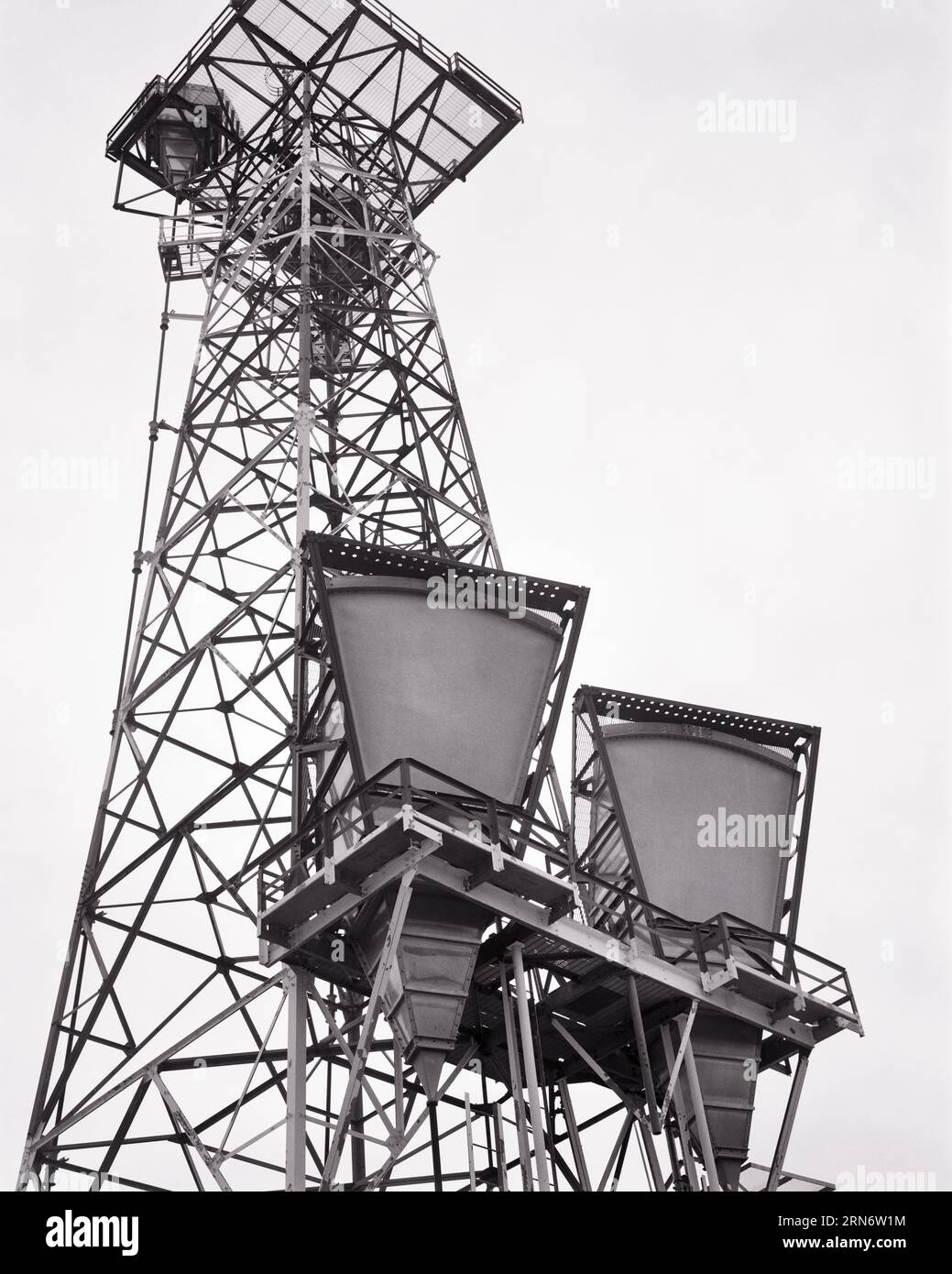 ANTENNES RÉFLECTRICES DE CORNET DE BANDE C DES ANNÉES 1970 SUR LE DESSUS DE LA TOUR DE RELAIS DE MICRO-ONDES POUR LES COMMUNICATIONS DE RADIO DE TÉLÉPHONE ET DE TÉLÉVISION - R24575 HAR001 TÉLÉCOMMUNICATIONS HARS ET NOIR ET BLANC HAR001 OLD FASHIONED Banque D'Images