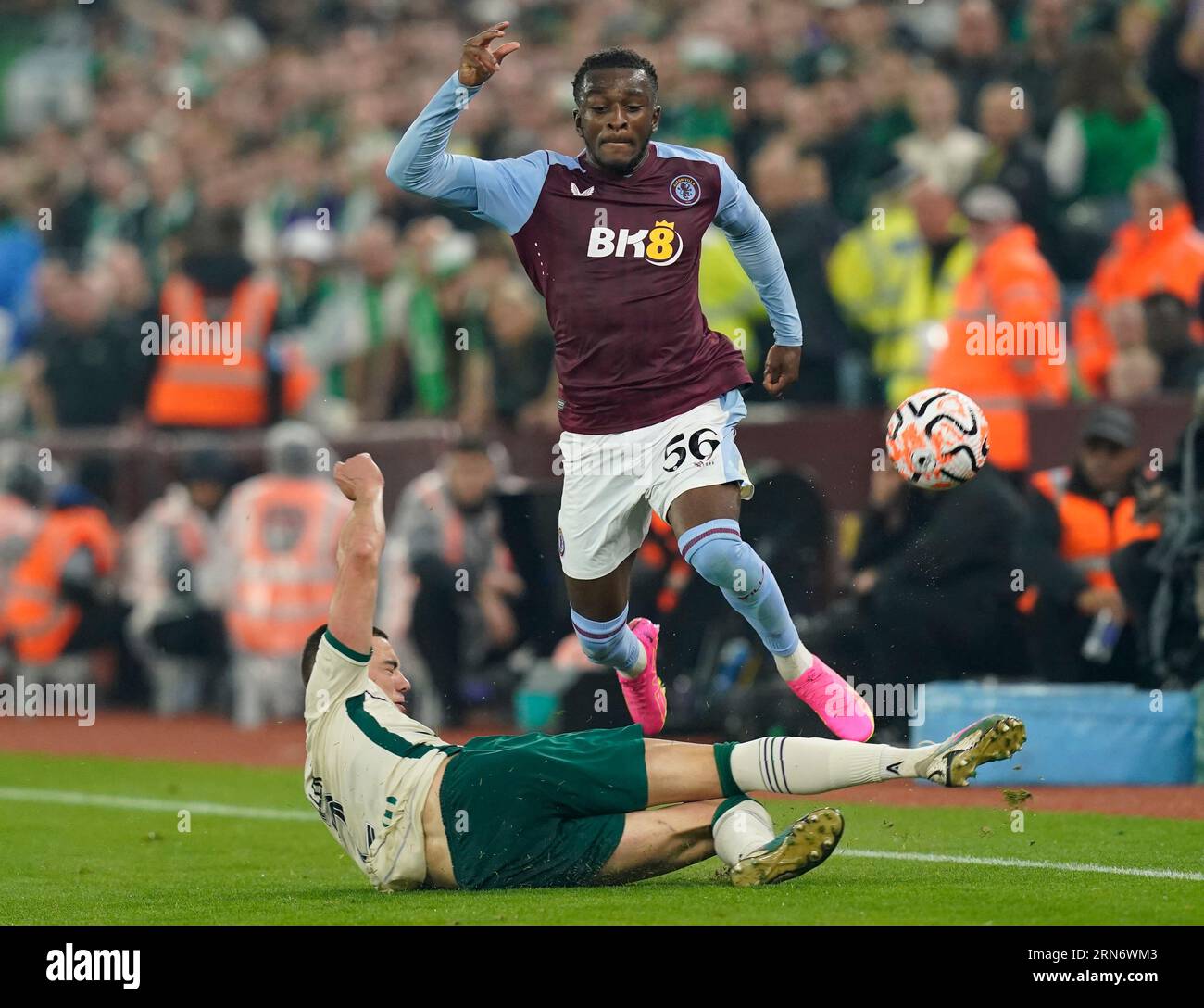 Birmingham, Royaume-Uni. 31 août 2023. Sebastian Revan d'Aston Villa affronté par Lewis Miller d'Hibernian FC lors du match de l'UEFA Europa Conference League à Villa Park, Birmingham. Le crédit photo devrait se lire : Andrew Yates/Sportimage crédit : Sportimage Ltd/Alamy Live News Banque D'Images