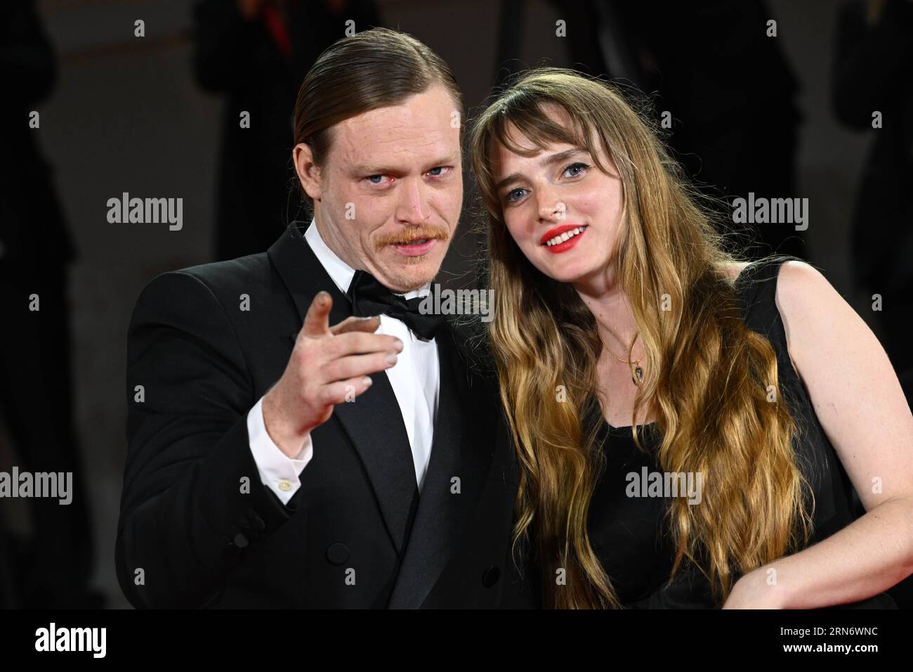 80e Festival du film de Venise 2023, tapis rouge 'Dogman' photo : Katya Zvereva, Caleb Landry Jones Banque D'Images