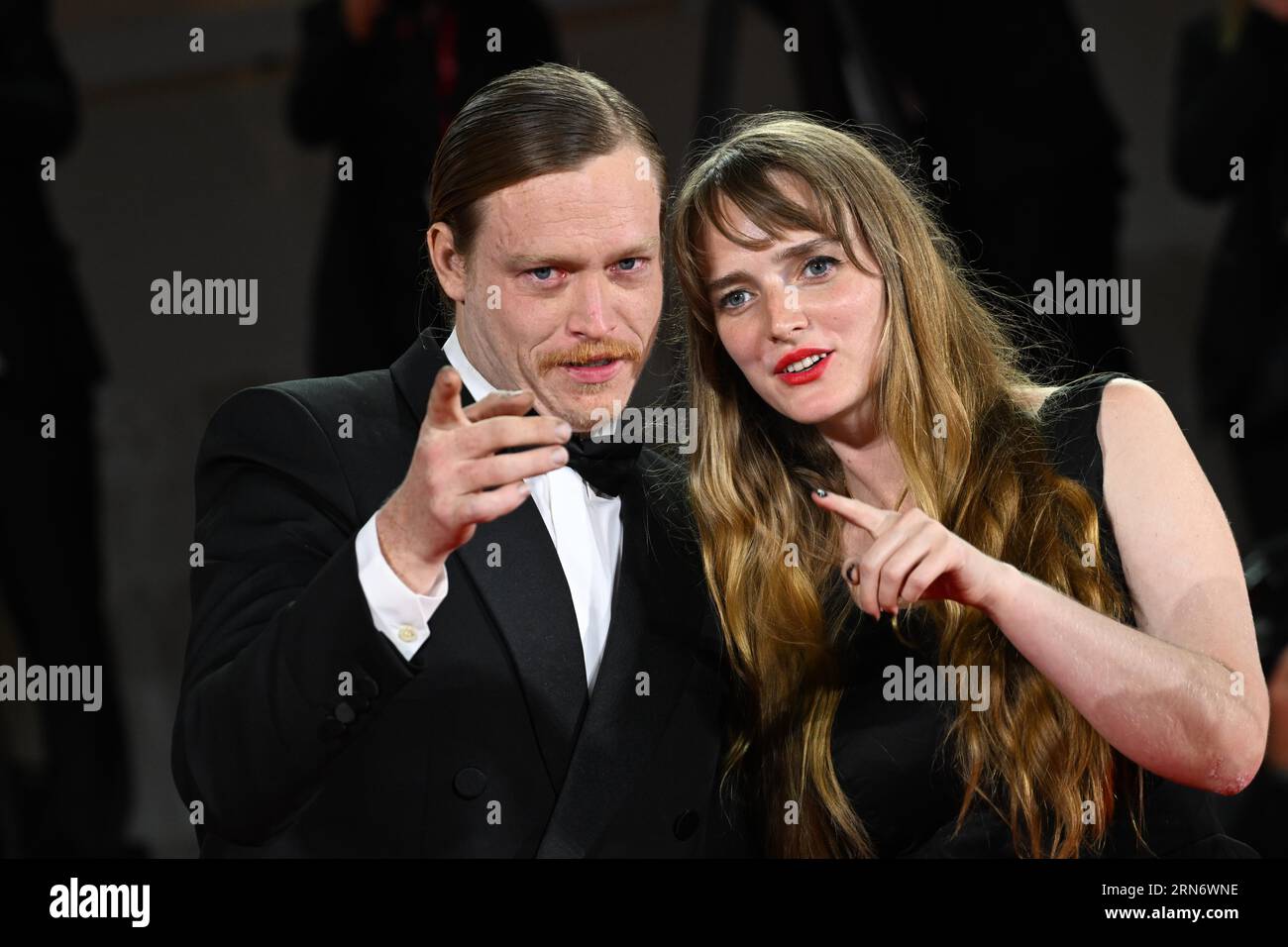 80e Festival du film de Venise 2023, tapis rouge 'Dogman' photo : Katya Zvereva, Caleb Landry Jones Banque D'Images