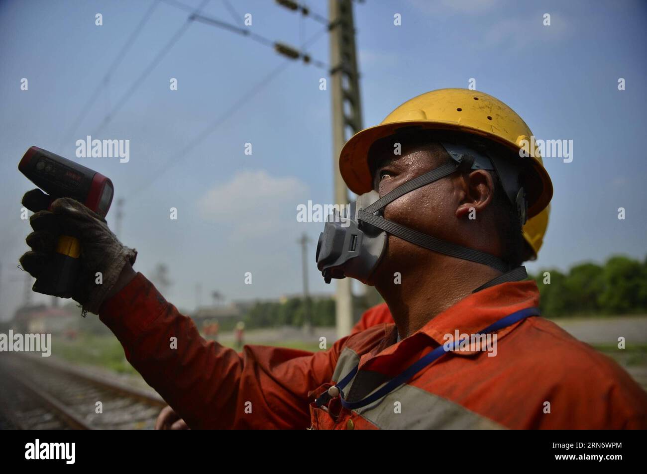 (150808) -- NANCHANG, 8 août 2015 -- Un ouvrier mesure la température d'un mécanicien d'entretien routier dans la section Yangjialing du chemin de fer Beijing-Jiujiang à Yingtan, province du Jiangxi dans l'est de la Chine. Les travailleurs ici toléraient des températures élevées pendant qu'ils travaillaient. ) (lfj) CHINA-JIANGXI-RAILROAD MAINTAINERS (CN) ZhouxMi PUBLICATIONxNOTxINxCHN 150808 Nanchang août 8 2015 un travailleur mesure la température d'un mécanicien de la section de Yangjialing du chemin de fer Jiujiang de Beijing Jiujiang à Yingtan East China S Jiangxi province de Jiangxi ici les travailleurs tolèrent des températures élevées pendant qu'ils travaillaient lfj Chine Jiangxi Rai Banque D'Images