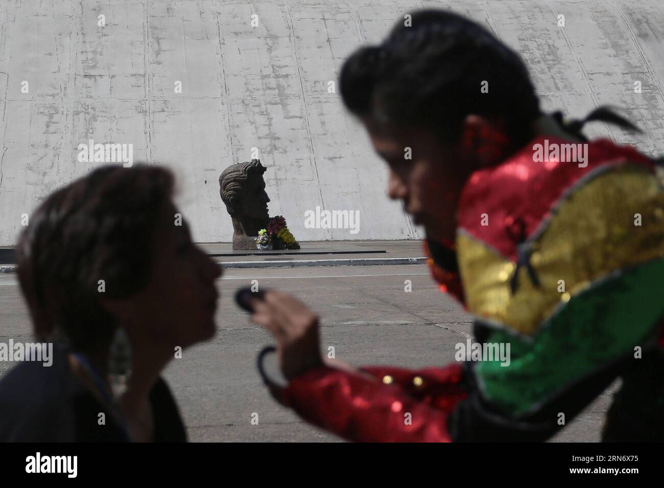 (150808) -- SAO PAULO, 8 août 2015 -- les femmes de la communauté bolivienne de Sao Paulo se joignent à la statue de Simon Bolivar tout en se préparant à participer à la célébration du 190e anniversaire de l’indépendance de la Bolivie, au Mémorial latino-américain de Sao Paulo, Brésil, le 8 août 2015. L’indépendance de la République de Bolivie a été proclamée le 6 août 1825. La population des Boliviens vivant dans la ville de Sao Paulo est estimée à plus de 300.000. Rahel Patrasso) (jg) BRÉSIL-SAO PAULO-BOLIVIE-SOCIETY-ANNIVERSARY e RahelxPatrasso PUBLICATIONxNOTxINxCHN 150808 Sao Paulo août 8 2015 femmes Banque D'Images