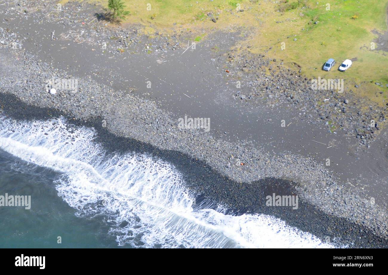 (150809) -- LA RÉUNION, 9 août 2015 -- une photo aérienne prise le 9 août 2015 montre la plage de Saint André de l île française d outre-mer la Réunion dans l océan Indien, où le premier morceau de débris du vol disparu de Malaysian Airlines MH370 a été trouvé. La France a annoncé le 7 août que la chasse à plus de débris MH370 se poursuivra pendant au moins une semaine au large de la Réunion après qu'une section d'aile ait été repérée près de l'île. LA REUNION-SEARCH FOR MH370 DEBRIS-CONTINUE ZhangxChuanshi PUBLICATIONxNOTxINxCHN 150809 la REUNION août 9 2015 la photo aérienne prise LE 9 2015 août montre la plage de Saint André en France Banque D'Images