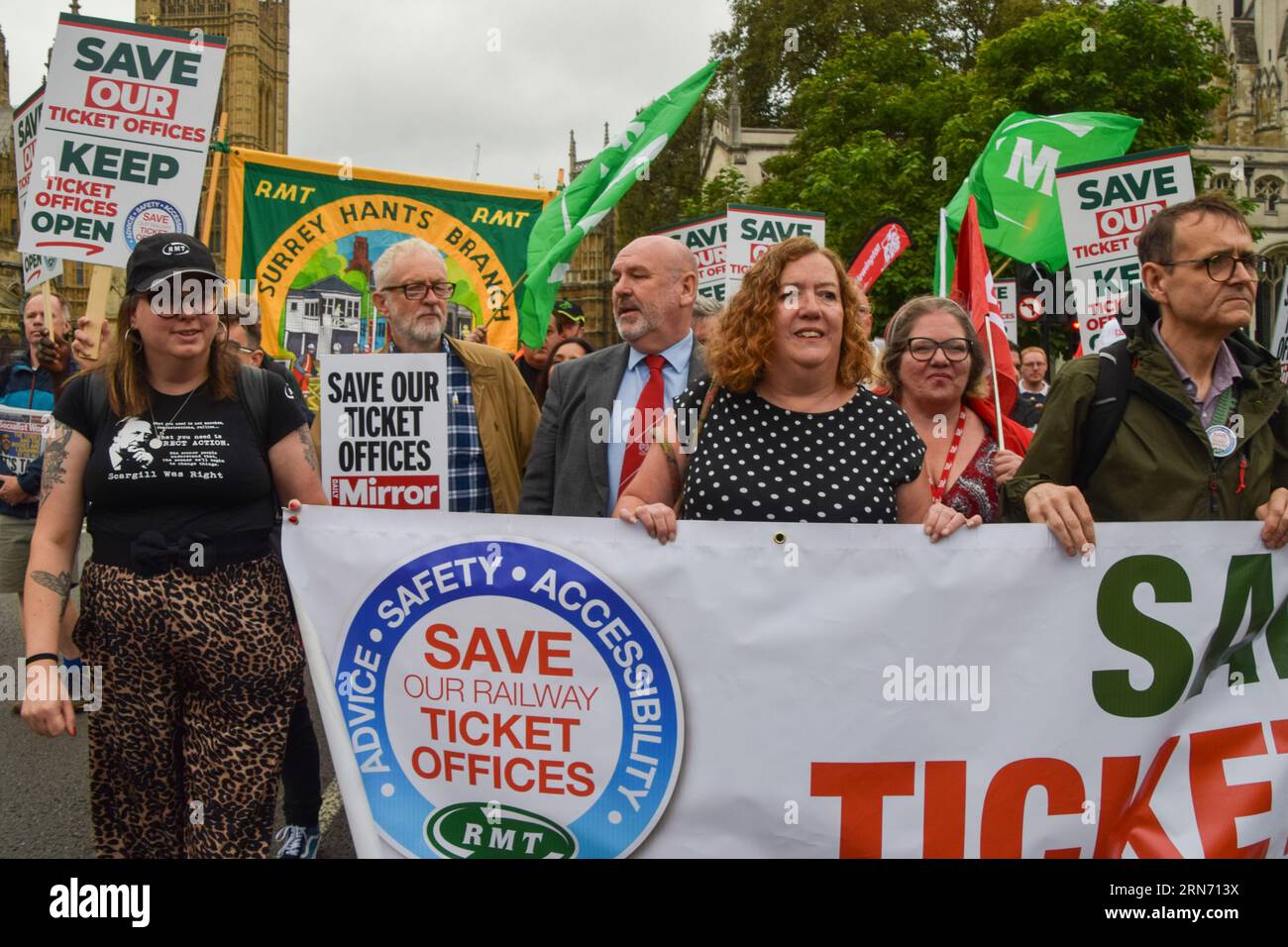 Londres, Royaume-Uni. 31 août 2023. Jeremy Corbyn, ancien dirigeant du Parti travailliste, Mick Whelan, secrétaire général de l'ASLEF et Fran Heathcote, président du PCS, avec des manifestants sur la place du Parlement. Les membres du RMT et les manifestants ont défilé du ministère des Transports à Downing Street, exigeant que le gouvernement arrête la fermeture des guichets dans les gares. Crédit : Vuk Valcic/Alamy Live News Banque D'Images