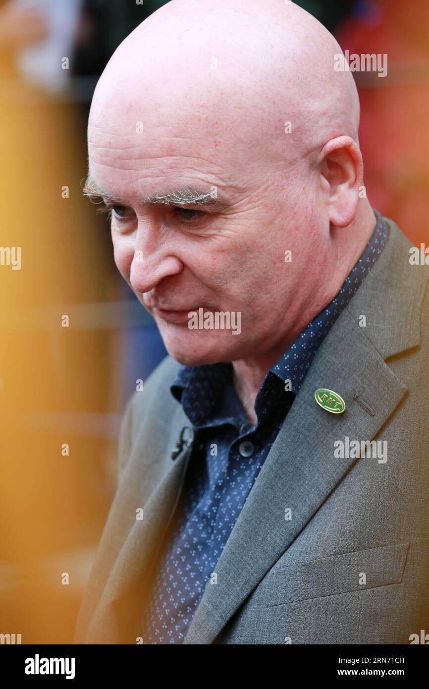 Londres, Royaume-Uni. 31 août 2023. Mick Lynch, secrétaire général de RMT, lors de la marche « Sauvons nos billetteries ». Les membres du RMT, les cheminots, les supporters et les groupes de campagne défilent sur Downing Street pour sauver les guichets. Marche du ministère des Transports par la place du Parlement jusqu'à Downing Street. Les plans actuels prévoient la fermeture de 1000 billetteries et la suppression de 2300 emplois dans les gares à travers le pays. Crédit : Waldemar Sikora / Alamy Live News Banque D'Images