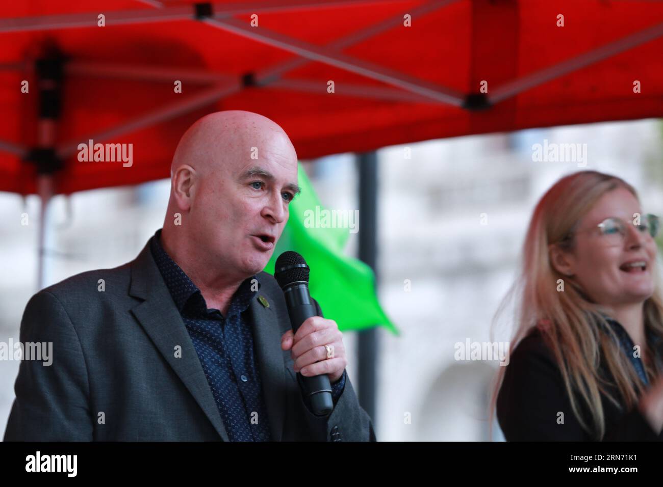 Londres, Royaume-Uni. 31 août 2023. Mick Lynch, Secrétaire général du RMT, lors du rallye « Save Our Ticket Offices ». Les membres du RMT, les cheminots, les supporters et les groupes de campagne défilent sur Downing Street pour sauver les guichets. Marche du ministère des Transports par la place du Parlement jusqu'à Downing Street. Les plans actuels prévoient la fermeture de 1000 billetteries et la suppression de 2300 emplois dans les gares à travers le pays. Crédit : Waldemar Sikora / Alamy Live News Banque D'Images