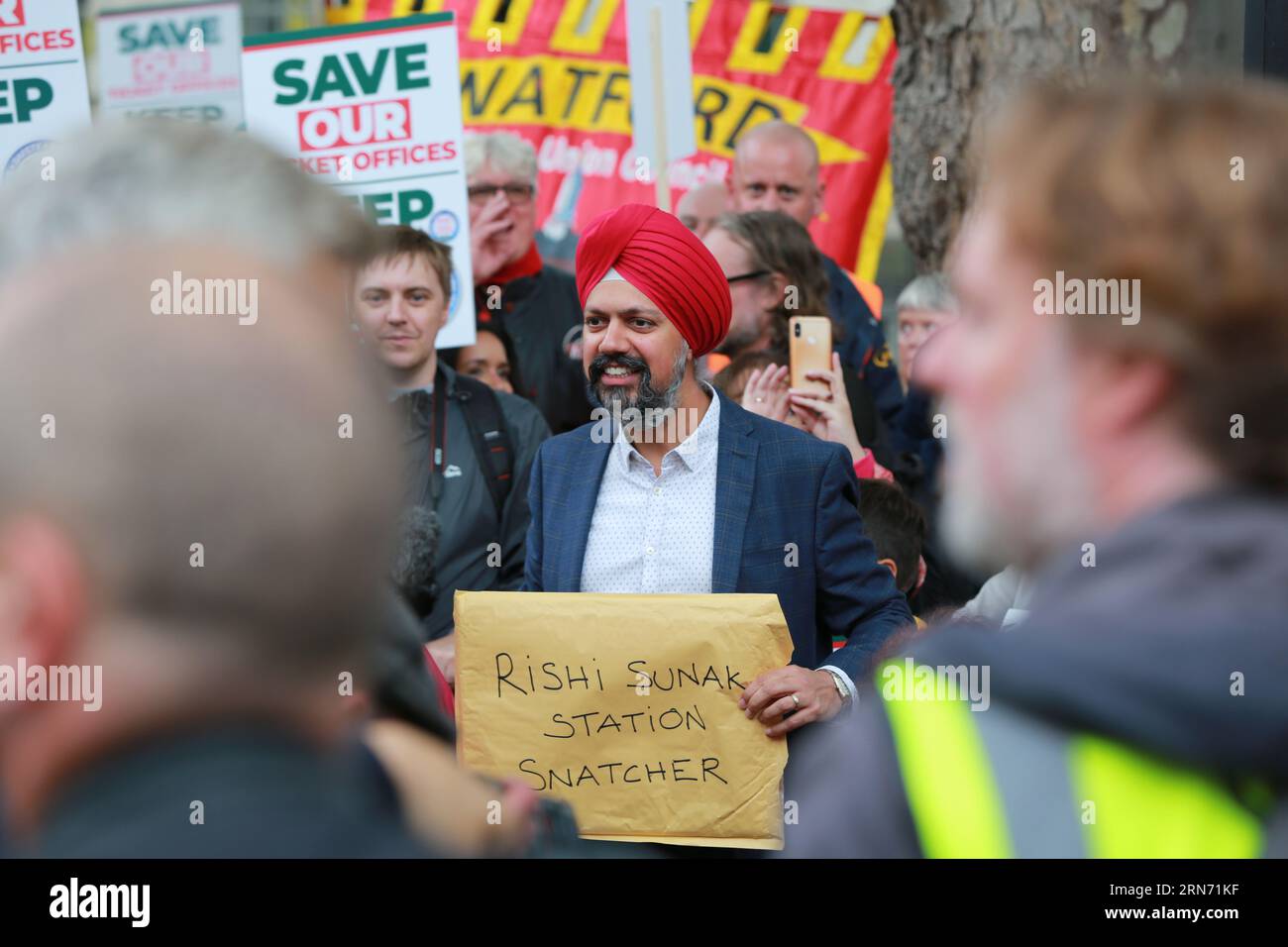 Londres, Royaume-Uni. 31 août 2023. Tan Dhesi, député travailliste, lors du rassemblement « Sauvons nos guichets ». Les membres du RMT, les cheminots, les supporters et les groupes de campagne défilent sur Downing Street pour sauver les guichets. Marche du ministère des Transports par la place du Parlement jusqu'à Downing Street. Les plans actuels prévoient la fermeture de 1000 billetteries et la suppression de 2300 emplois dans les gares à travers le pays. Crédit : Waldemar Sikora / Alamy Live News Banque D'Images