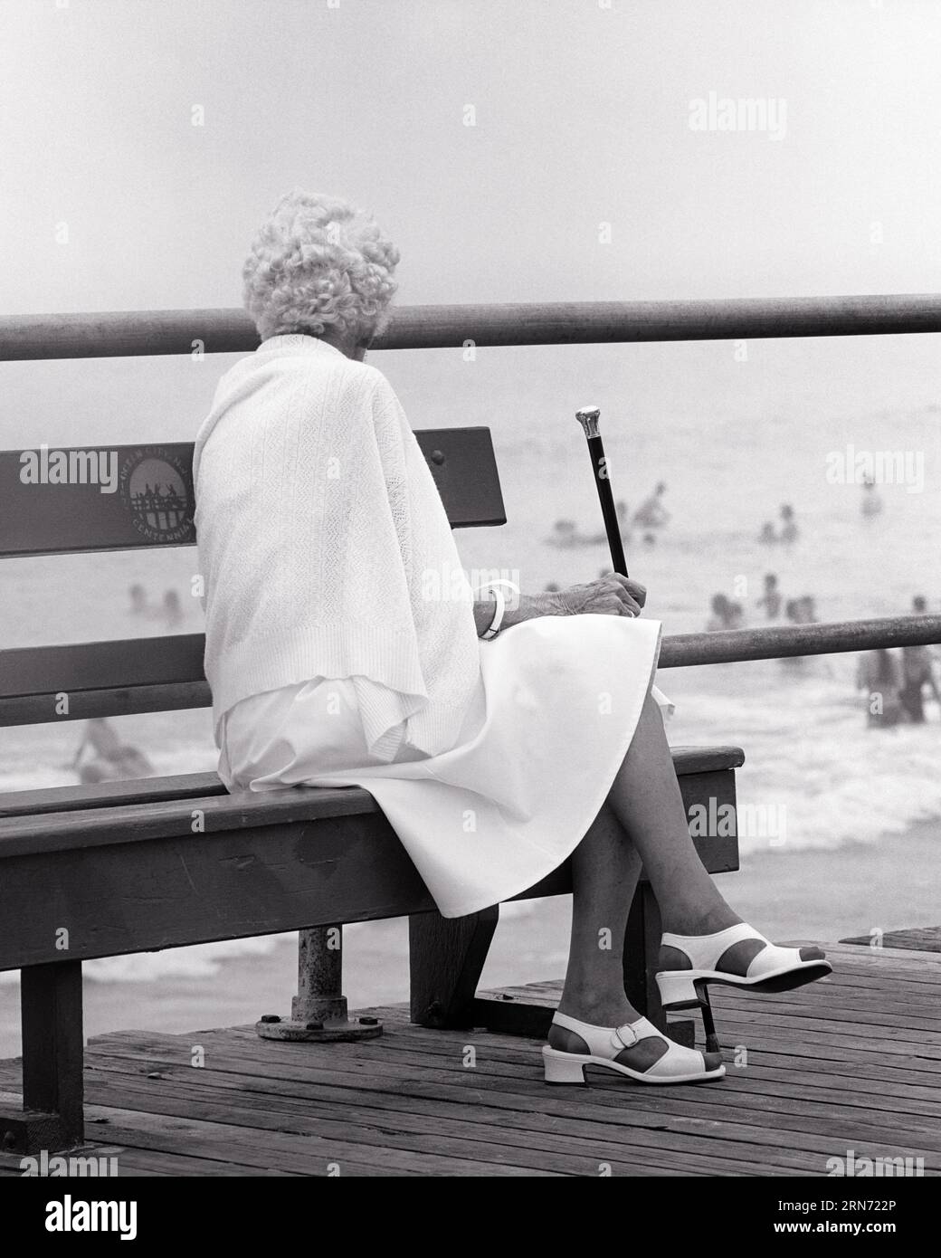 1970S 1980S FEMME ÂGÉE ASSISE SUR UN BANC DE PROMENADE PORTANT DES SANDALES BLANCHES TENANT LA CANNE REGARDANT À OCEAN - S21822 HAR001 HARS FEMMES AÎNÉES CANNE ÉTATS-UNIS COPIE ESPACE PLEINE LONGUEUR DAMES PERSONNES INSPIRATION ÉTATS-UNIS D'AMÉRIQUE SENIOR ADULTE BOARDWALK B&W. AMÉRIQUE DU NORD SUMMERTIME SENIOR WOMAN NORTH AMERICAN RESORT RIVAGE RÊVES VIEILLESSE OLDSTERS OLDSTER LOISIRS VIEILLISSEMENT LOISIRS VUE ARRIÈRE DES PLAGES LES AÎNÉS DE NJ PAR DERRIÈRE S'ÉCHAPPENT DE SABLE ÉLÉGANT SUR LA RIVE NEW JERSEY OCEAN CITY VUE ARRIÈRE DES SANDALES DE RELAXATION DE FEMME ÂGÉE SAISON NOIR ET BLANC CAUCASIEN ETHNICITÉ CÔTIÈRE HAR001 OLD FASHIONED Banque D'Images